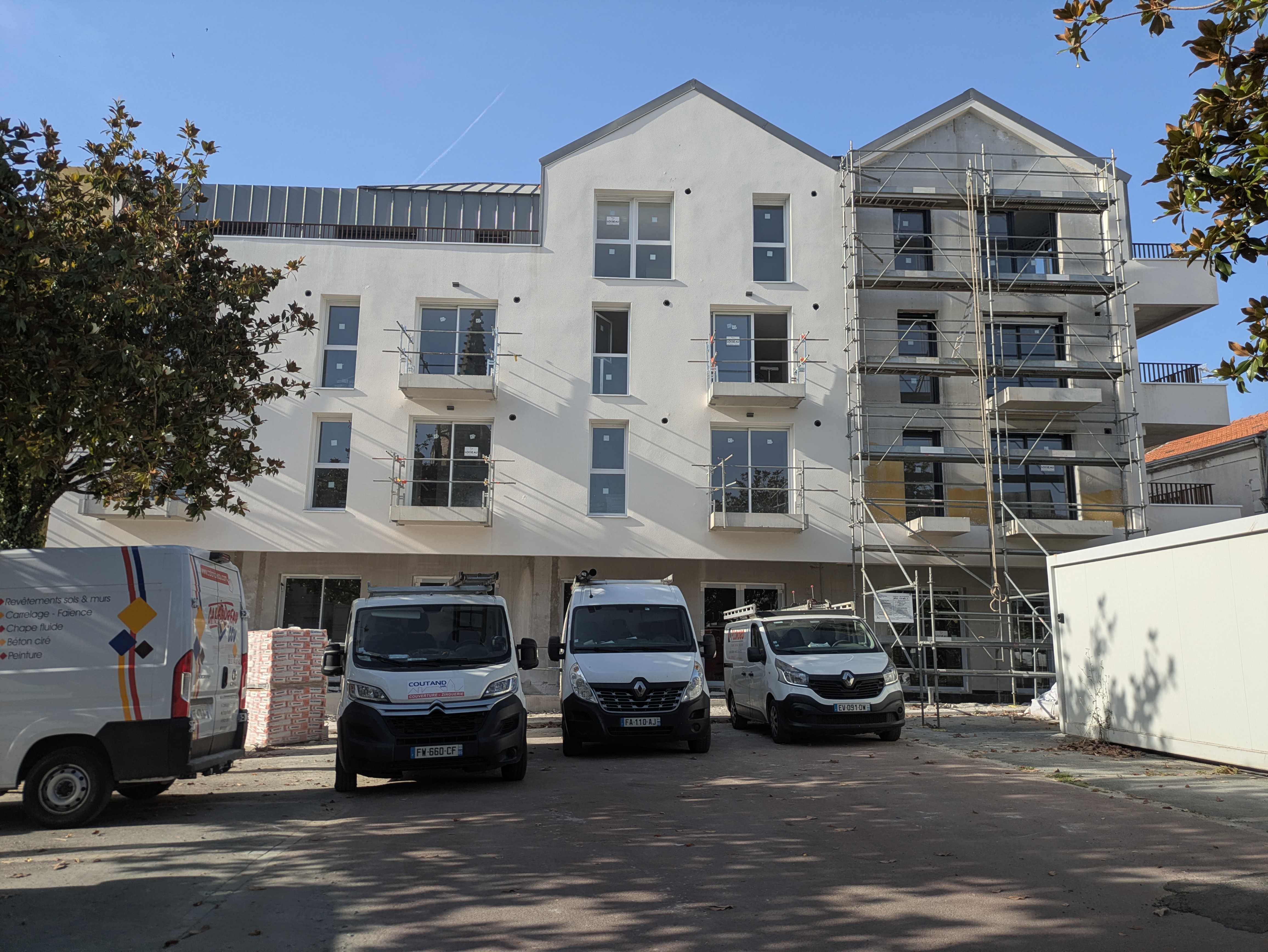 Dans le cadre de son projet de revitalisation du centre-ville, la ville de Chantonnay est à la recherche d'un porteur de projet.
Elle vous propose une opportunité d’implanter votre brasserie, restaurant, café ou salon de thé... dans un espace commercial flambant neuf. Ce local, idéalement situé au rez-de-chaussée d’un bâtiment moderne de 14 logements, se trouve au cœur de la place de l’Hôtel de Ville.

Avec une superficie totale de 237 m², vous aurez la flexibilité d'adapter la surface pour aménager l'espace à vos besoins. Livré avec une base de travaux ( sol et murs), il sera prêt à être aménagé. Il sera équipé de toutes les arrivées de fluides nécessaires (gaines d’extraction, aération, réseaux EU), vous permettant ainsi de vous concentrer sur la création de votre espace.

Par ailleurs, la ville met également à votre disposition une licence IV, facilement transférable au porteur de projet, pour vous permettre de développer une offre complète et séduisante. 
Les travaux s’achèveront en septembre 2026. La livraisons des premiers logements en octobre 2026.