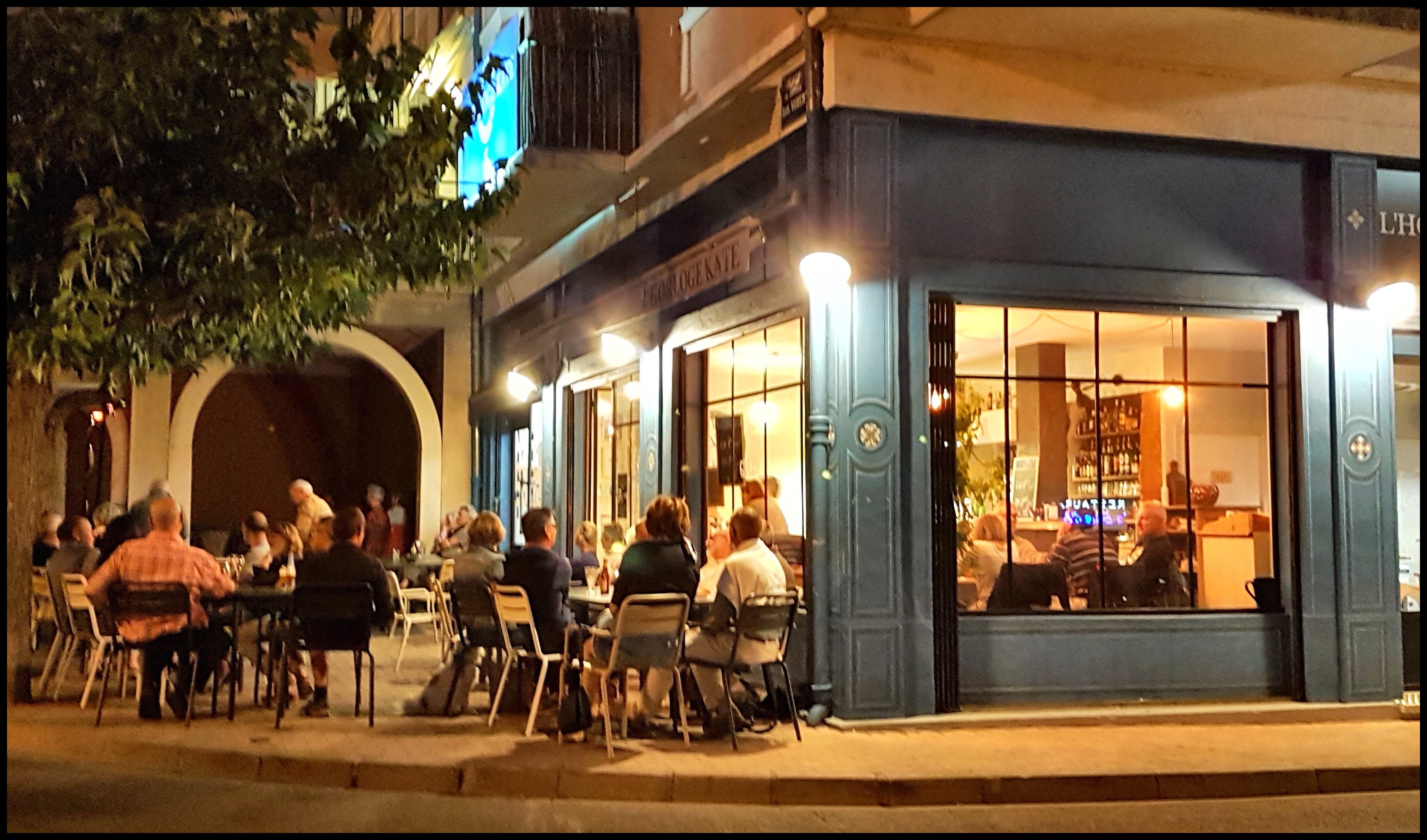- Le cadre de vie
Au cœur des Alpes de Haute Provence, ville touristique de 8 000 habitants
Très forte fréquentation touristique pour son patrimoine, ses paysages époustouflants et son art de vivre provençal
300 jours de soleil par an. A 60 minutes des stations de ski, à 60 minutes de la mer Méditerranée.
- L'opportunité
A VENDRE BAR BRASSERIE LICENCE IV 
Avec son appartement de fonction de 90 M2
Superbe emplacement sur place typiquement provençale
Terrasse ( 100 places ) ombragée et ensoleillée
Très bonne clientèle
Place du marché ( 2 fois par semaine ) 
État neuf
COUP DE CŒUR ASSURE
GROS POTENTIEL
A VOIR RAPIDEMENT