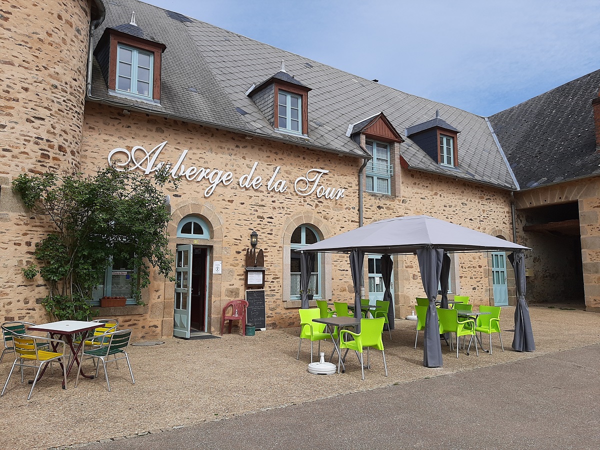 Auberge, située dans un bourg d'une commune au nord de la Creuse, aux portes du Berry, de la vallée noire, sur l'axe routier 940, à 18km de la Châtre et 30km de Guéret.
Dispose :
- d'un bar et salle de restauration de 60 places, (120m²)
 - d'une terrasse non couverte de 60 places,
-  d'un parking,
 L'auberge assure le relais Poste.
 Licence IV mise à disposition par la Mairie,
Possibilité de reprise du mobilier au gérant sortant.

 Travaux en cours pour optimiser les espaces

Début d'activité possible début 2026