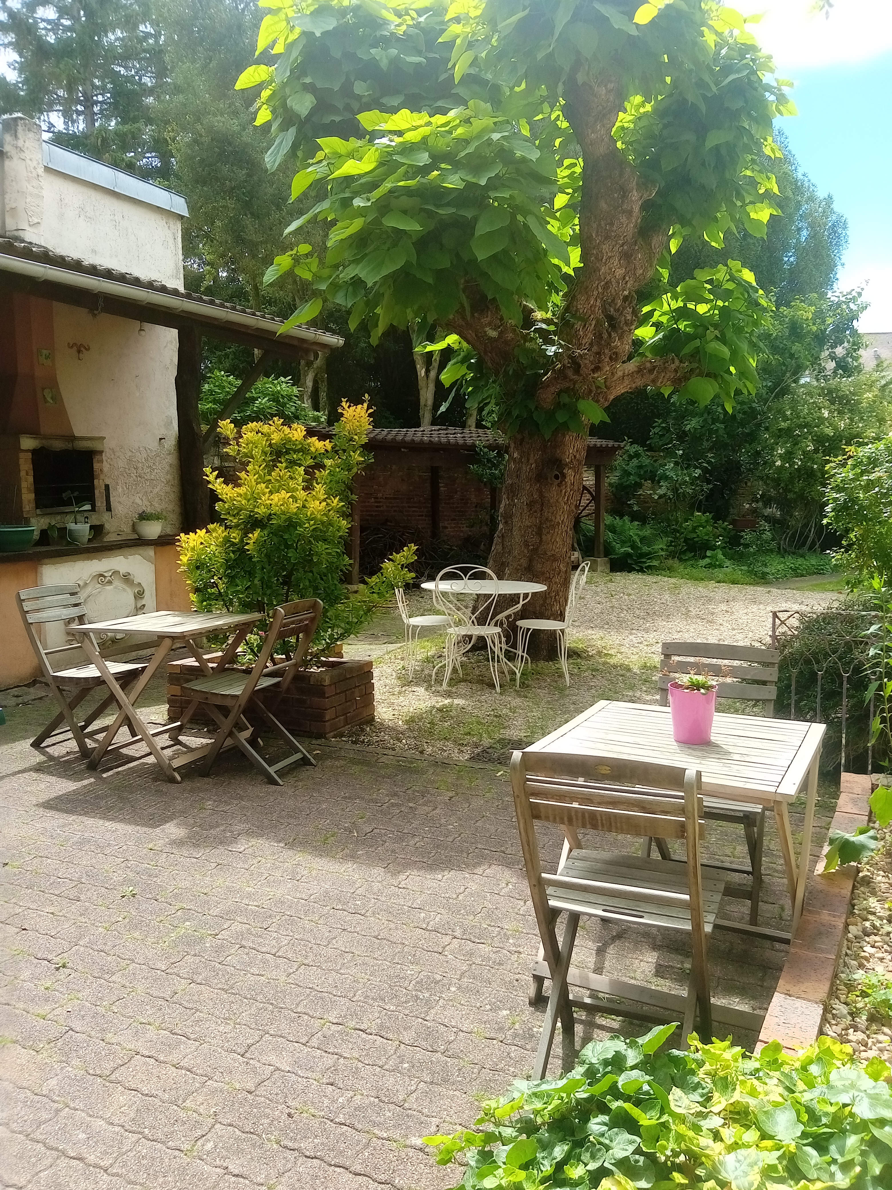Dans le premier port fluvial de France, laissez-vous surprendre par cette bâtisse du 18ème siècle.
Le bâtiment de 330 m² sur un terrain de 630 m² comprend actuellement une partie privative et une partie exploitée en chambres d'hôtes.
Les travaux de rénovation réalisés depuis moins de 10 ans ont su allier modernité et confort tout en conservant le charme d'antan : carrelage d'époque, plancher, cheminées en marbre, poutres, pierres...
Une cour intérieure sans vis à vis, coin barbecue, jardin, ateliers, serre, cave voûtée viennent compléter ce bien.

Le chiffre d'affaires permet d'en faire une activité principale qui peut encore être développé (table d'hôtes, chambre d'hôtes supplémentaire, weekends à thème...).