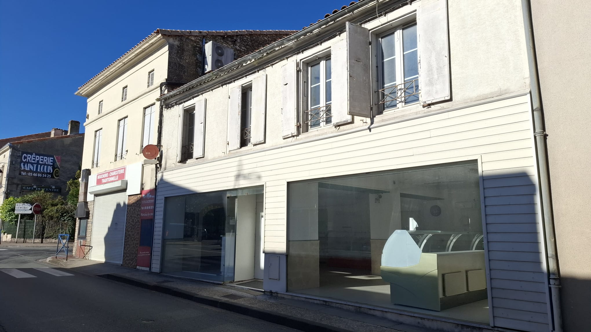 Boutique avec du potentiel, bien placée dans la rue principale, nous sommes dans un petit village très agréable avec beaucoup de commerçants ,nous avons tout pour la santé.
Bien située dans la rue principale. Proche de la place de la mairie.
Il faut s adresser au MANDATAIRE
LIBOURNE@EKIP