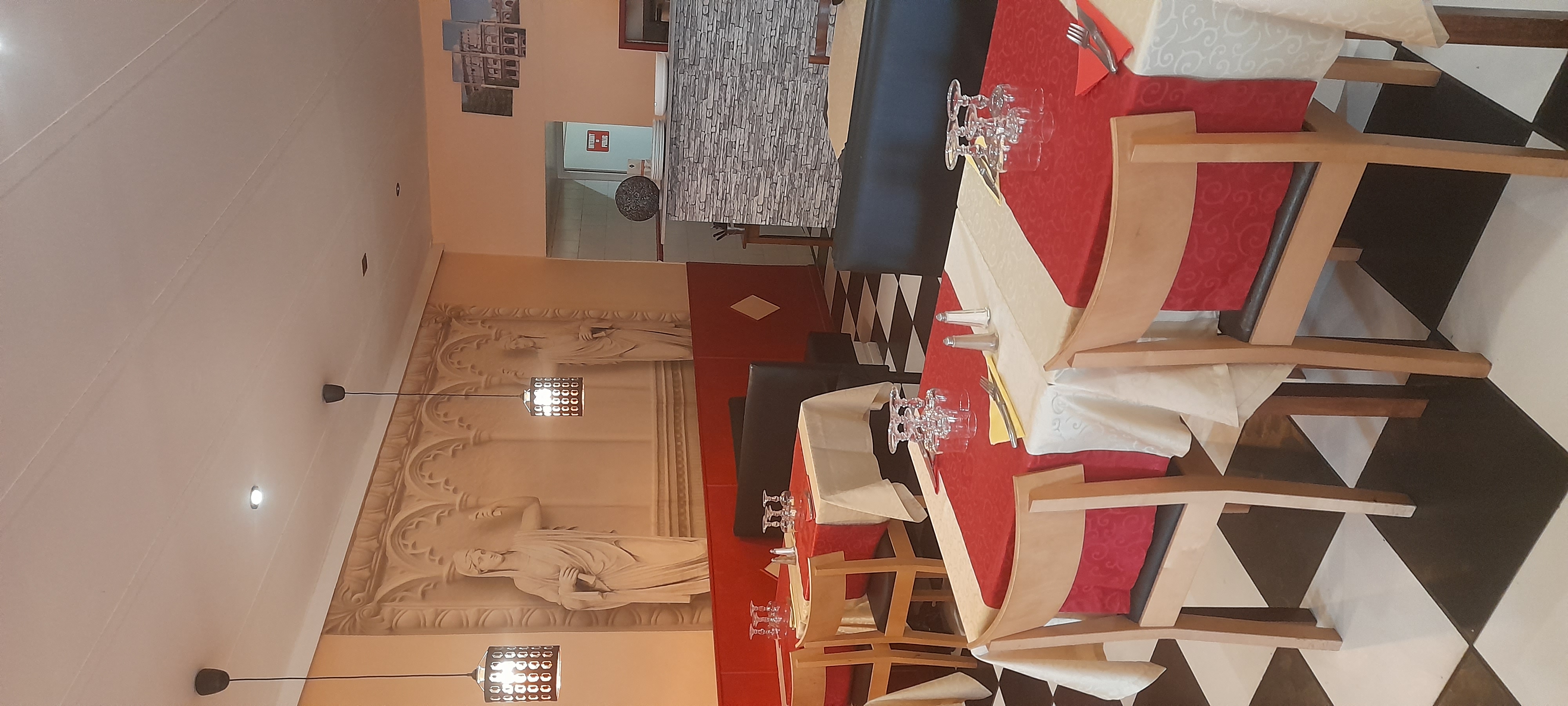 Découvrez ce charmant restaurant idéalement situé au cœur de Castelnaudary, spécialisé dans les délices de la cuisine italienne, à déguster sur place ou à emporter. Cet établissement bénéficie d'une grande salle de 76 m², pouvant accueillir entre 40 et 50 couverts, offrant un cadre chaleureux et convivial.

Une terrasse de 16 m², d'une capacité de 20 couverts, permet à vos clients de profiter de moments de détente en plein air. Le restaurant dispose également de 2 toilettes, d'une cuisine spacieuse de 28 m², d'une réserve de 23 m², d'un espace dédié aux pizzas de 5 m², ainsi que d'un coin bar parfaitement agencé et équipé.

L'accès handicapé assure un accueil inclusif pour tous vos clients. Situé dans une zone calme mais très bien située en centre-ville, cet établissement jouit d'une clientèle fidèle et régulière. Que vous souhaitiez poursuivre une activité florissante ou y apporter votre touche personnelle, ce restaurant est une opportunité à ne pas manquer