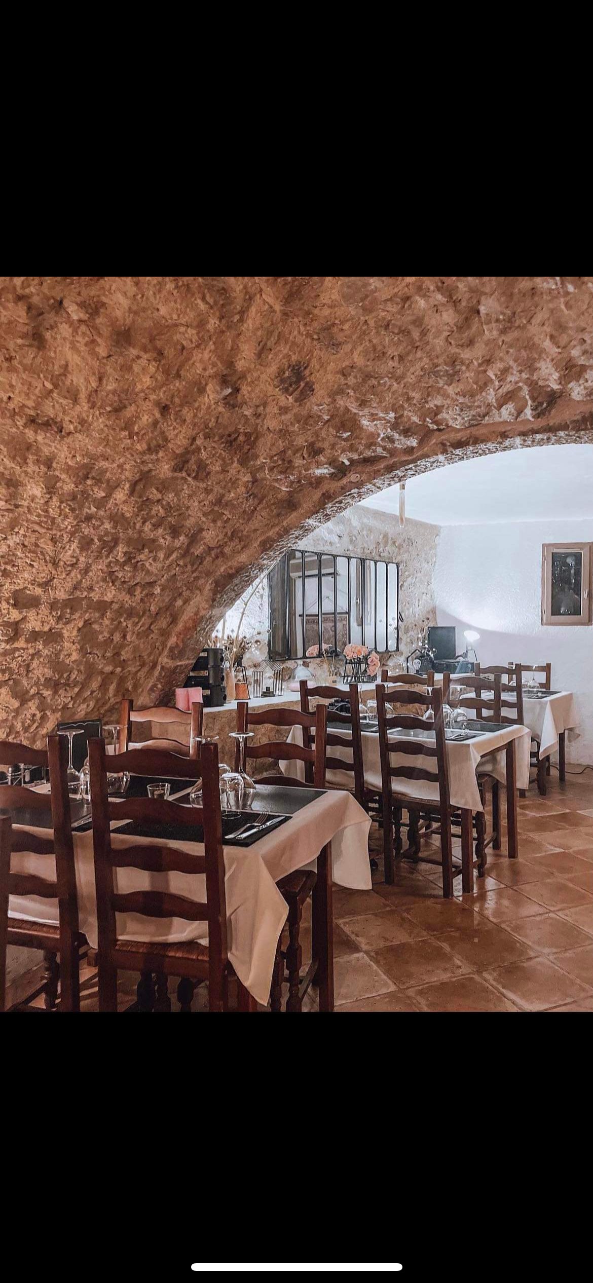 Petit restaurant de 28 couverts dans une salle voûtée avec pierres naturelles et 28 couverts dans un patio Parking en face gratuit