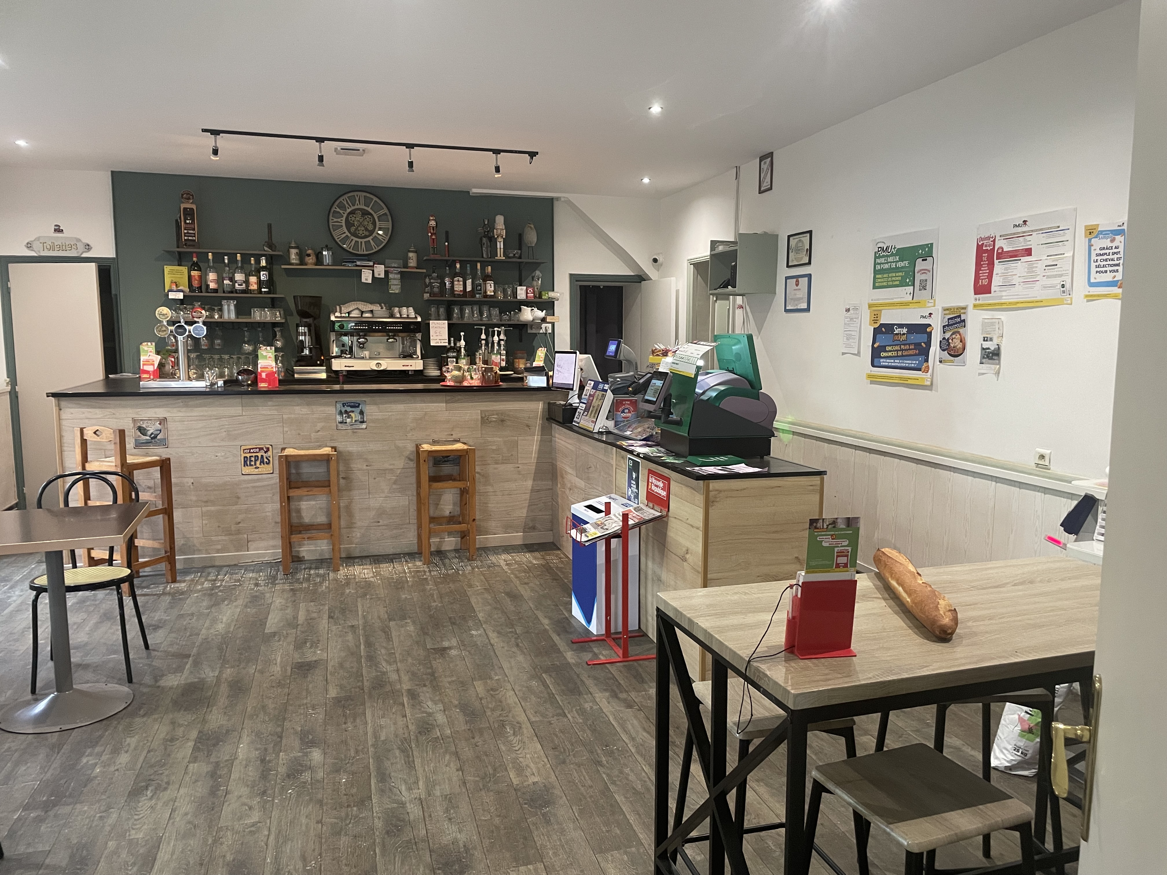 Bar-Restaurant avec logement de fonction - Villiers-au-Bouin (37330) - 30min de Tours & 1h d'Angers et 50min du Mans.

Situé au cœur d’un village du nord Touraine, ce bar-restaurant bénéficie d’un excellent emplacement sans concurrence directe.

L’établissement se compose de :

• Une spacieuse salle de restauration d’environ 100 m2, avec deux nouveaux buffets frigorifiques. 
• Une cuisine fonctionnelle de 43 m2, récemment équipée de matériel professionnel de qualité.

L’activité actuelle atteint environ 50 couverts par jour, pour un chiffre d’affaires 2024 de 289 498 € (bilan effectué).

Idéalement situé sur l’axe La Flèche / Tours – Angers / Tours, le restaurant fait partie du réseau “Les Relais Routiers”, gage de fréquentation régulière et d’une clientèle fidèle de passage comme locale. Parking poids lourd à 180 mètres. 

L’espace bar, avec jeux FDJ et PMU, vient compléter l’offre et renforcer l’attractivité du lieu. Rénové il y a moins d’un an,

Clé en main, avec logement de fonction sur place. 5 chambres, un salon, un cellier, une salle de bain WC et un  grand jardin avec dépendance et garage couvert. Et des combles aménageables.

Cession de bail – Loyer annuel : 10 788 €