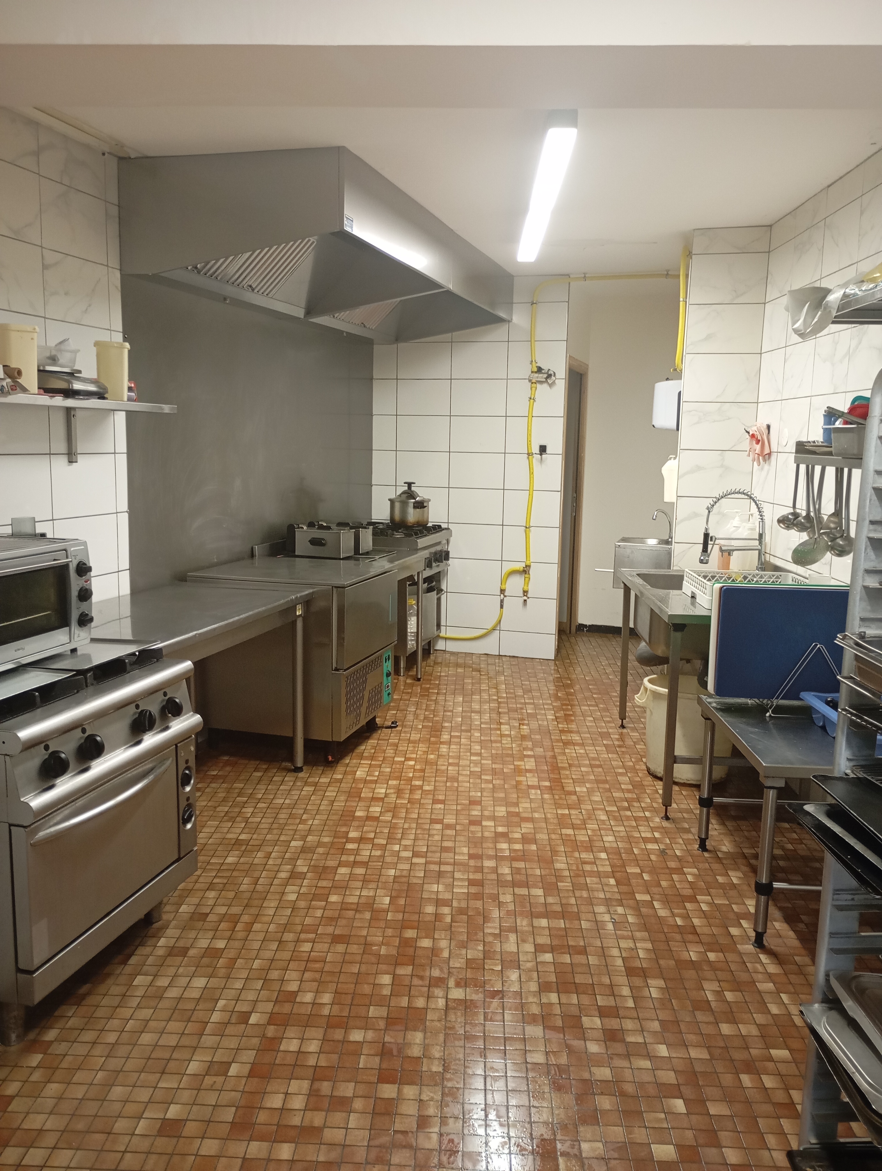 FONDS DE COMMERCE RESTAURANT 95m² – EMPLACEMENT N°1 – PETIT PRIX

36 000 € – NET VENDEUR – AFFAIRE À SAISIR

Quartier Sud – Proche hôpital et centre-ville
Route très passante : environ 8 000 véhicules / jour
Surface totale : 95 m² dont 68 m² salle
Loyer attractif : 850 € / mois
Restaurant réunionnais clé en main (vente à emporter + possibilité sur place).
Clientèle existante.
Bureau 
Toilettes point d'eau chauffe-eau.
Click & Collect + Uber Eats déjà en place.
Point relais colis (+~25 clients / jour).
Grande vitrine 6 mètres + panneau publicitaire 3m x 6m 
Très bonne visibilité 
60m2 de salle si besoin 
Place de parking en face du restaurant 
Parking à proximité ( 10 mètres)
Place handicapé 
Rampe pour fauteuil roulant.
Cuisine 28m2
Economat

✅ POINTS FORTS
Cuisine professionnelle entièrement équipée
4 feux neufs + grill
Chambre froide + cellule de refroidissement.
De vitrine bain-marie chaude plus vitrine bain-marie froide
Matériel de cuisine :
Marmite couteau louche cuillère...
Bac gastro, échelle, plan de travail étagère planche à découper...
Congélateur 1000L
Double hotte + VMC
Gaz de ville (installation neuve)
Électricité monophasée avec arrêt d’urgence
Quelques travaux à prévoir mais fonctionnelles dès à présent.
Idéal pour restaurateur, couple ou investisseur.
Vente cause organisation familiale (activité devenue trop grande à gérer seule).

📞 Contact direct