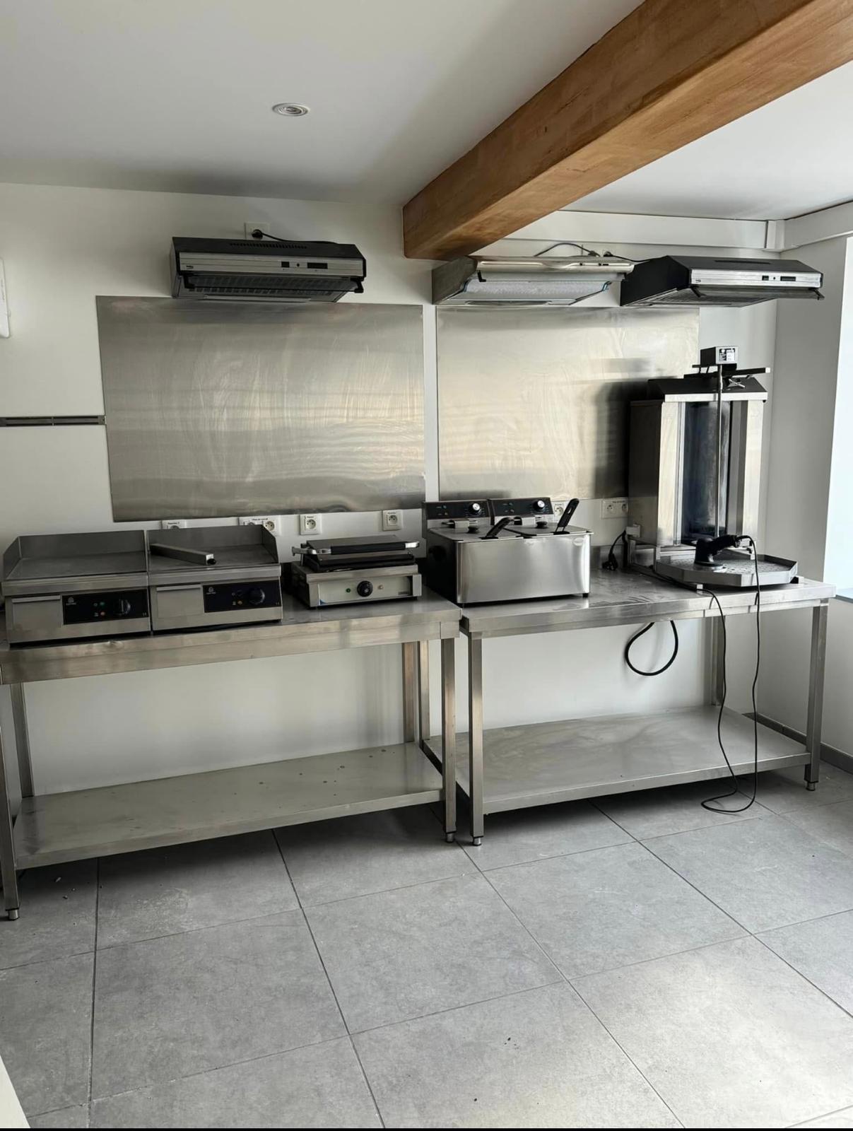 La commune de d’Etroussat (03140) recherche un gérant pour la reprise du bar/épicerie avec dépôt de pain/snack du village, idéalement situé, au carrefour de la place de l’église. Le commerce, climatisé, est doté d’une terrasse extérieure et d’un logement qui complète l’ensemble.
Axe routier avec un passage moyen de 1500 voitures/jour.
Etablissement à louer avec tout l’équipement nécessaire pour lancer l’activité (four à pizza, friteuse, broche à kebab, rayonnage, frigo …)
Autres activités possibles existantes auparavant :
- Relais colis
- Française des jeux + PMU
- Dépôt tabac
- Dépôt gaz
Licence IV mise à disposition.
Espace épicerie/réserve : 100 m² + 30 m²
Espace bar : 60 m²
Espace snack : 40 m²
Une terrasse de 150 m²
Loyer : 500 €/mois
Prévoir un investissement minimum pour le besoin en fonds de roulement et la trésorerie nécessaire au lancement de l’activité.
Vous êtes professionnel de la restauration et cette opportunité vous a séduit ? Vous pouvez prendre contact avec la Mairie d’Etroussat pour tout renseignement complémentaire.
Tel : 04.70.56.70.67
Email : mairie@etroussat.fr
+ d'info : Etroussat compte 700 habitants, la commune est située au centre du département Allier (région Auvergne Rhône-Alpes) et appartient à la Communauté de Communes Saint-Pourçain Sioule Limagne.