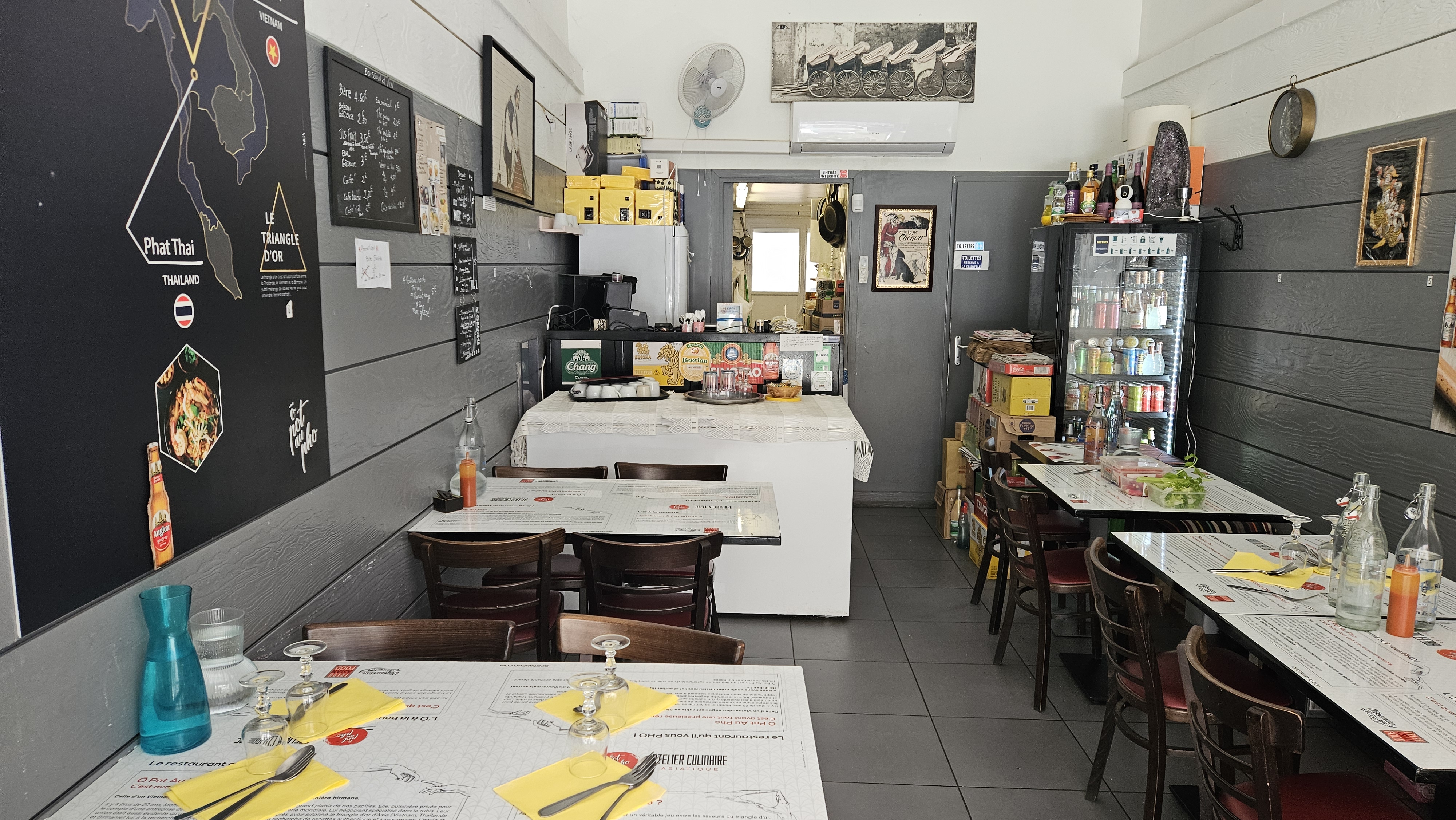 Restaurent Thai/ Vietnamien 
Situé au 5 rue thiers 38000
Grenoble.  Dans une rue passante et à côté Place Victor Hugo. 
67m2 avec acces direct cave 9m2 donc 1 grand frigo et 1 grand congèl.
Une petit studette au dessus environ 14m2 donc ballon eau chaude 200L + douche.
20 couverts ouvert du mardi au dimanche sauf lundi.
Loyer 1600€ inclus taxe foncier et charges. 
Direct propriétaire pas de frais agent. 
N'hésitez pas à me contacter pour plus d'informations 
06 14 62 35 70.