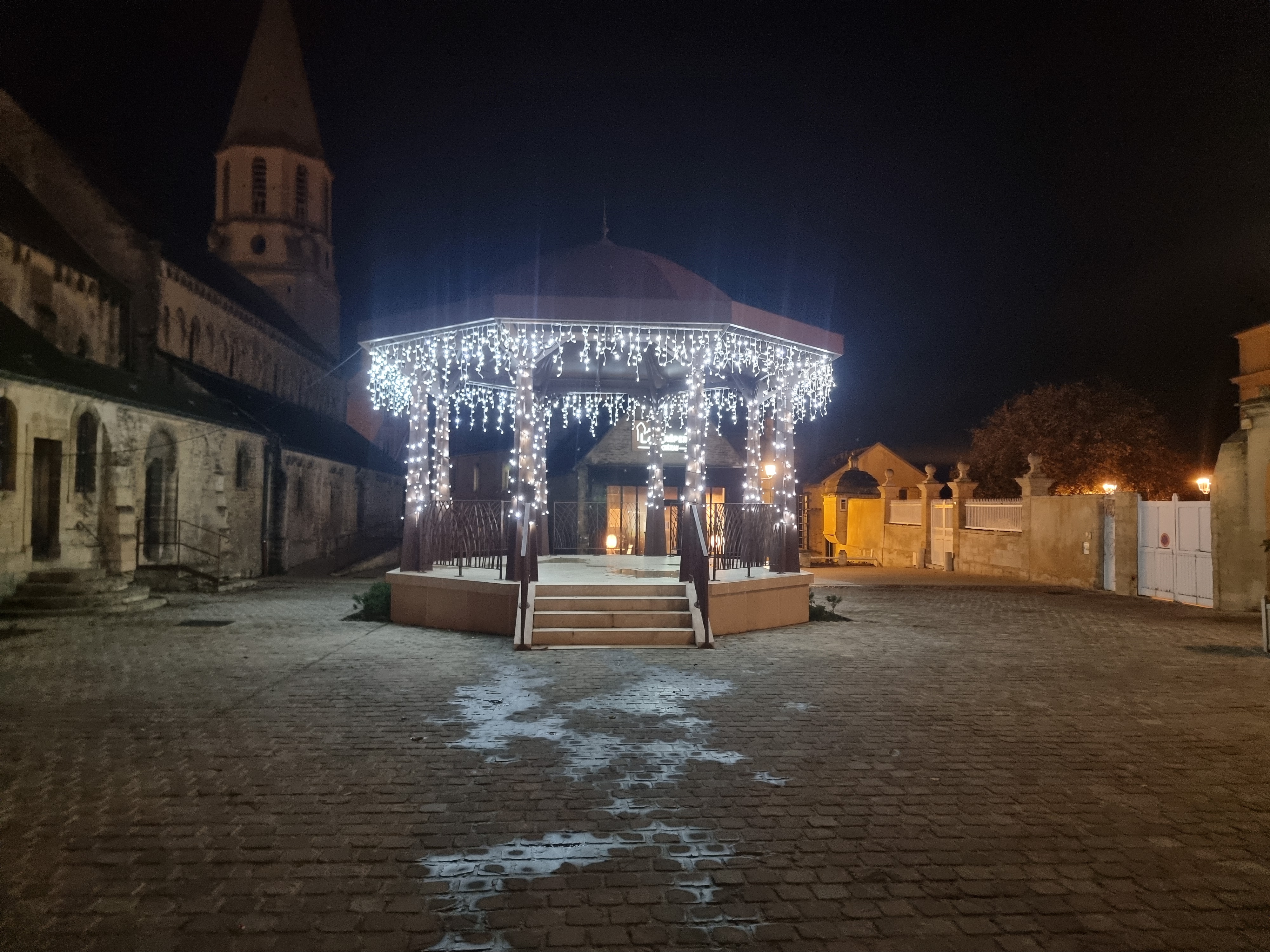 BELLE OPPORTUNITE POUR LES PASSIONNES DE COMMERCE ET DE GASTRONOMIE :

DEVENEZ EPICIER-PRIMEUR A CREULLY-SUR-SEULLES !

Afin de dynamiser les circuits-courts et les producteurs locaux, la commune s’est engagée dans la réhabilitation d’une halle gourmande patrimoniale de 300 m² qui accueillera dès le printemps 2025 une Boucherie-Charcuterie (80 m²), un Epicier-Primeur (120 m²), une poissonnerie (30 m²), ainsi qu’un local dédié aux producteurs locaux.

Cette halle viendra compléter l’offre de proximité existante : restaurants, fleuriste, coiffeurs, bar-tabac-presse, magasins de vêtements, épicerie fine, fromagerie, boulangerie-pâtisserie etc., ainsi que de nombreux services : pôle de santé de la Seulles avec 25 professionnels, Espace France Services, école, collège, médiathèque, etc. Un marché est présent le mercredi sur la place principale récemment réaménagée.

La commune de Creully-sur-Seulles accueille 2 300 habitants dont 73 % ont moins de 59 ans (avec une part importante de jeunes adultes de moins de 30 ans). La grande majorité des habitations sont des résidences principales. Du fait de sa situation, proximité immédiate des plages du Débarquement en Normandie, 20 km de Caen, 15 km de Bayeux et 7 km du bord de mer, Creully-sur-Seulles bénéficie d’un potentiel important de consommateurs : locaux, salariés (présence d’importantes entreprises tels que Nestlé Health Care, la coopérative de Creully, ou encore les Champignons de Normandie), touristes (patrimoine bâti remarquable comprenant notamment son château médiéval avec 4 500 visiteurs en 2024-) enfin c’est la  zone de « chalandise » privilégiée des habitants des communes environnantes. Commune dynamique où différents évènements récurrents sont désormais inscrits dans la vie creulloise (le festival bouge ton Bessin, les Médiévales de Creully, la fête des plantes…).

 

Le bail commercial bénéficiera d’un loyer modéré les 5 premières années de 675 € par mois (Hors taxes et charges).

Équipement professionnel à la charge de l'exploitant.

L’ouverture de la halle aura lieu en juin 2025.

Une visite des locaux pourra être organisée par la commune à la demande du candidat.

Date limite de dépôt du dossier de candidature : 15/02/25

Un comité de pré-sélection sera organisé après cette date.

Le porteur de projet retenu pourra bénéficier d’un accompagnement individuel de la CMA notamment dans le cadre du dispositif  « Ici je monte ma boîte » mis en place par la Région Normandie.


Si vous aimez partager votre amour des produits de qualité et créer des liens avec vos clients, cette épicerie de proximité incluant une activité de primeur, pourrait être faite pour vous. N'hésitez pas à déposer votre candidature et à faire découvrir vos sélections de produits variés et de qualité, mettant en avant les saveurs et les savoir-faire locaux.

C'est le moment de vous lancer dans cette belle aventure !