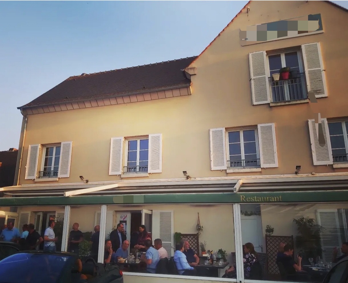 Vends fonds de commerce Restaurant 173 m2 sur 2 étages plus la terrasse extérieure avec possibilité d'extension à Roissy-En-France (95700)
510.000 €
Réf. : G34/3398 / 12 mai 2026

Roissy-en-France (95700)
Idéalement situé en plein centre-ville de Roissy-en-France (95), ce restaurant bénéficie d'un emplacement stratégique dans une ville dynamique et accueillante, au cœur d'un secteur à très forte activité économique et touristique.

L'établissement dispose d'une capacité d'accueil d'environ 130 places assises (sans la terrasse), avec parking privé, offrant un réel confort à la clientèle.

Le bien comprend également un appartement de 70 m², idéal pour un logement de fonction ou un investissement complémentaire.

Les atouts :
. Emplacement premium en centre-ville
. Clientèle importante et régulière toute l'année
. Proximité immédiate de l'Aéroport de Paris Charles-de-Gaulle
. À quelques minutes du Parc des Expositions de Villepinte
. Forte fréquentation touristique et professionnelle
. Secteur en constante activité

Une belle opportunité pour restaurateurs ou investisseurs souhaitant développer une activité dans une zone à fort potentiel.