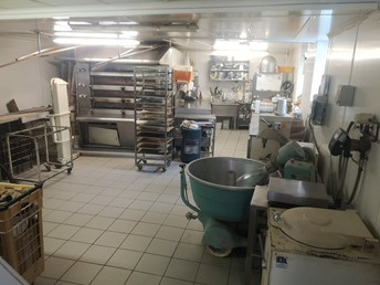 Description : 
Commerce situé dans une commune rurale de plus de 1 000 habitants à 15 km de ROANNE et aux portes du département du Rhône. Le village dispose de différents commerces et services (épicerie, bar/produits du terroir, salon de coiffure, garage, écoles, maison de retraite, ?) et d?une vie associative active.

Activité : 
Boulangerie - Pâtisserie 

Locaux : 
?	locaux professionnels (magasin 22 m², fournil 40 m², stockage 2x20m², cave, farinière)
?	logement (cuisine, salle à manger, 3 chambres, salle de bain, sanitaires, dressing, 2 pièces non occupées au-dessus du commerce, terrasse, garage)

Equipements :
vitrine réfrigérée, banque froide, présentoirs, trancheuse, four (ancien), tour réfrigérée, façonneuse, diviseuse, pétrins, mélangeur, chambre de fermentation, ?

Prix :     240 000 ? à discuter comprenant : 
murs commerce (80 000 ?), murs logement (120 000 ?) et fonds (40 000 ?)