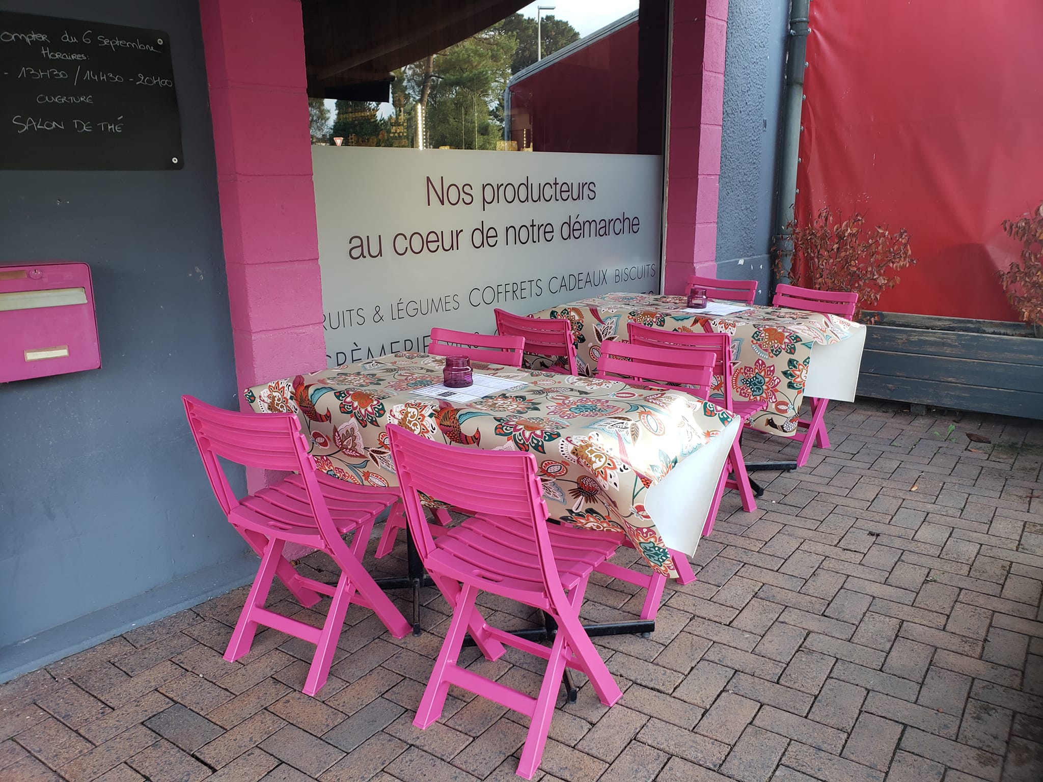 A vendre fond de commerce + mur (en option) dans le MORBIHAN  - GUER ST CYR GUER COETQUIDAN

Situé juste en face de l'académie militaire de ST Cyr Coëtquidan,  (actuellement épicerie fine (caviste, primeur, charcuterie, crèmerie, coffrets cadeaux, point relais, dépôt de pressing, thé/café, salon de thé) - possibilité de développement, affaire qui fonctionne bien.

 changement de destination libre

158m2 - un espace de vente en 2 zones (38m² et 22²) - un bureau (8m²) - un wc (3m²) - zone de stockage ( 38m²) - laboratoire  avec extracteur refait à neuf en 2019 (12m²) - une cave de 37m² Le fond de commerce dispose d'une terrasse de 30m² à l'avant si besoin pour consommer ou pour exposer des produits. 

Fond de commerce : 65000 € 
Loyer 1000€ HT

Le fond de commerce peut être repris pour faire une autre activité : commerce culturel, restaurant, coiffeur, fleuriste, boucherie. La clientèle est très demandeuse de projet que nous n'avons pas encore sur la commune. 

 Les murs peuvent être vendus avec si besoin ( 315m² au total sur 3 niveaux - éléments listés au dessus+ 2 garages + 2 logements en location )-  prix communiqué uniquement lors du premier contact -Pas de copropriété. Pas de frais d'agence.

Agences, courtiers et arnaques sont proscrit. 
Uniquement contact acheteur à vendeur et/ou notaire.