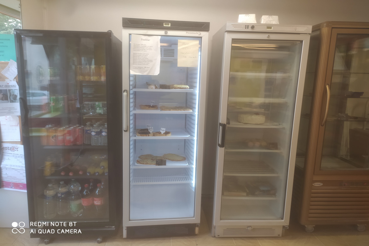 Boulangerie pâtisserie équipée
- four boulanger qui a 10 ans 
- espace de vente de 30m carré
-  vitrine chocolat, snacking et boisson 
- tous le matériel pour la réalisation du pain est fourni
- pas d'appartement

- les ouvriers:
- un boulanger 
- le patron en pâtisserie
- une vendeuse 35h
- une vendeuse étudiante le week-end
- la patronne 
-possibilité de prendre un pâtissier