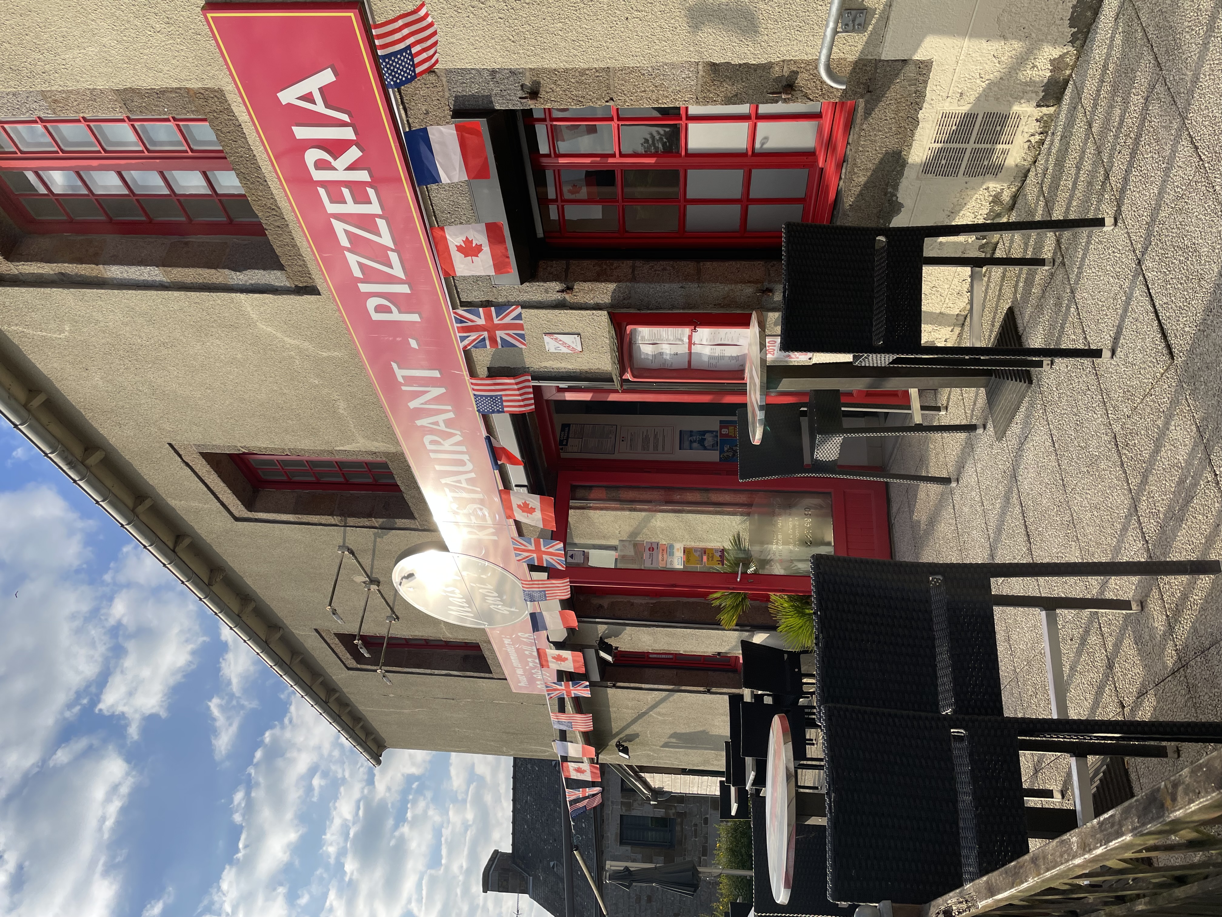 Ille et Vilaine (35) : A vendre un fonds de commerce de restaurant - bar situé au centre-bourg d'un village proche de Combourg (35270), dans un cadre authentique et dynamique.

Un emplacement idéal :
- Situé en plein cœur d'un village charmant aux alentours de Combourg, le restaurant bénéficie d'une belle visibilité et d'un emplacement stratégique. Il attire une clientèle fidèle composée d'habitants, de visiteurs et de touristes de passage.

Un cadre chaleureux et fonctionnel :
- Salle de restaurant accueillante.
- Cuisine équipée et prête à l'emploi.
- Terrasse agréable pour la belle saison.
- Cave et espaces de stockage.

EBER 2023 : 62 159 €.

Un potentiel de développement :
- Le restaurant offre de nombreuses possibilités : Cuisine traditionnelle, bistronomie, pizzeria, spécialités locales, l'ajout de services comme la vente à emporter ou l'organisation d'événements peut également renforcer son attractivité.

Affaire libre de suite.

Idéal pour un couple.
Pas de reprise de personnel 
Le commerce possède : une terrasse Surface totale : 55 m²
Loyer annuel : 8 400 € HT hors charges