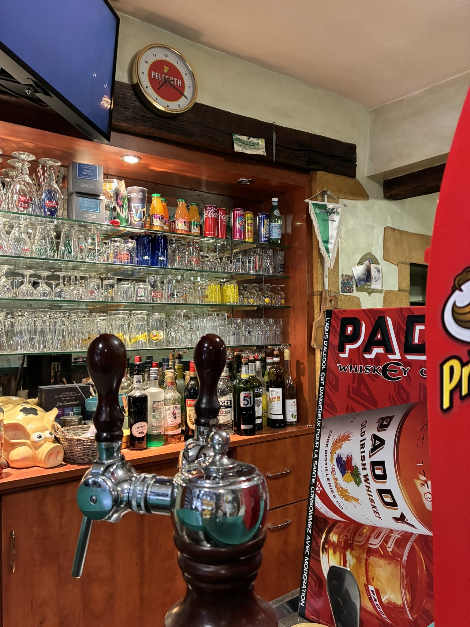 À VENDRE – BAR TABAC PRESSE LOTO RELAIS COLIS / AVEC POSSIBILITÉ SNACK – DANS UNE CITE DE CARACTERE (42).  
Emplacement privilégié dans la couronne d’un village classé parmi les 100 plus beaux détours de France. Cet établissement, situé dans une commune dynamique et très fréquentée par les touristes, bénéficie d’un excellent emplacement et d’une belle visibilité. 
Activité actuelle : Tabac-bar-loto-jeux-presse-relais Pickup. 
Proche des écoles (population étudiante importante), possibilité de développer l’activité snacking. L'agencement est fonctionnel, le matériel en place est de qualité et une cuisine attenante peut être équipée pour la petite restauration. Appartement  avec véranda à rénover, à disposition.
Loyer attractif : 490€ / mois. Terrasse (taxe annuelle 120€). 
Le village compte une centaine de commerces, ce qui constitue sans doute une sorte de record pour une ville de 3900 habitants.  Très beau marché hebdomadaire.  De nombreuses places de stationnement gratuites à proximité.  Ce commerce est parfait pour un repreneur seul ou un couple souhaitant s’installer dans un cadre de vie agréable. 
Belle affaire à visiter sans tarder. Possibilité d’accompagnement pour une continuité pérenne.