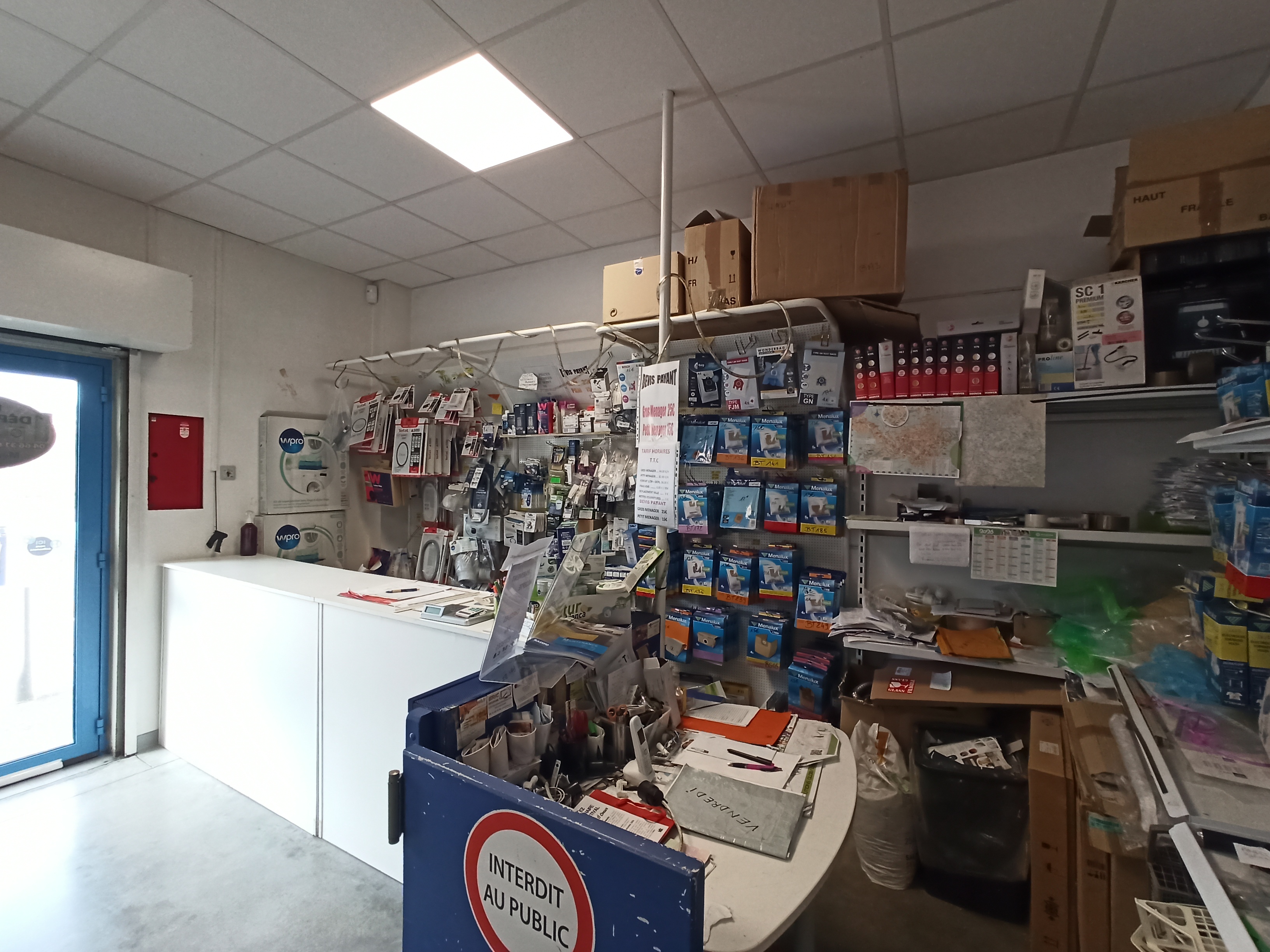 À reprendre, une entreprise de Service Après-Vente d’électroménager, cédée dans le cadre du départ à la retraite de la dirigeante (mars 2026).
Cette entreprise est spécialisée dans la réparation de petits et gros électroménagers, à domicile et en atelier. L’activité est complétée par la vente de pièces détachées au sein d’un magasin attenant à l’atelier.

Située à Mende, cette entreprise, créée il y a plus de 15 ans, intervient principalement auprès d’une clientèle de particuliers. Un fichier client informatisé est tenu à jour et permet de retracer l’historique des interventions au cours de ces 10 dernières années.
Les clients sollicitent le Service-Après-Vente soit dans le cadre de garanties souscrites auprès du magasin BUT, soit de manière indépendante.
S.A.V électro-ménager dans toutes les marques.

Les locaux, construits en 2007 sont en bon état. Ils comprennent un magasin de 15 m², un bureau, un atelier de 100 m² ainsi que des places de stationnement situées devant la boutique.

L’ensemble du matériel nécessaire à l’activité est inclus dans la cession : diable, table élévatrice, petits outillages… Aucune concurrence directe dans un rayon de 25 km.

Une salariée à mi-temps est actuellement en poste.

La reprise de l’activité s’adresse à un technicien électroménager expérimenté.

Loyer : 312 € HT/mois  
Ventes des parts sociales : 30 000 €