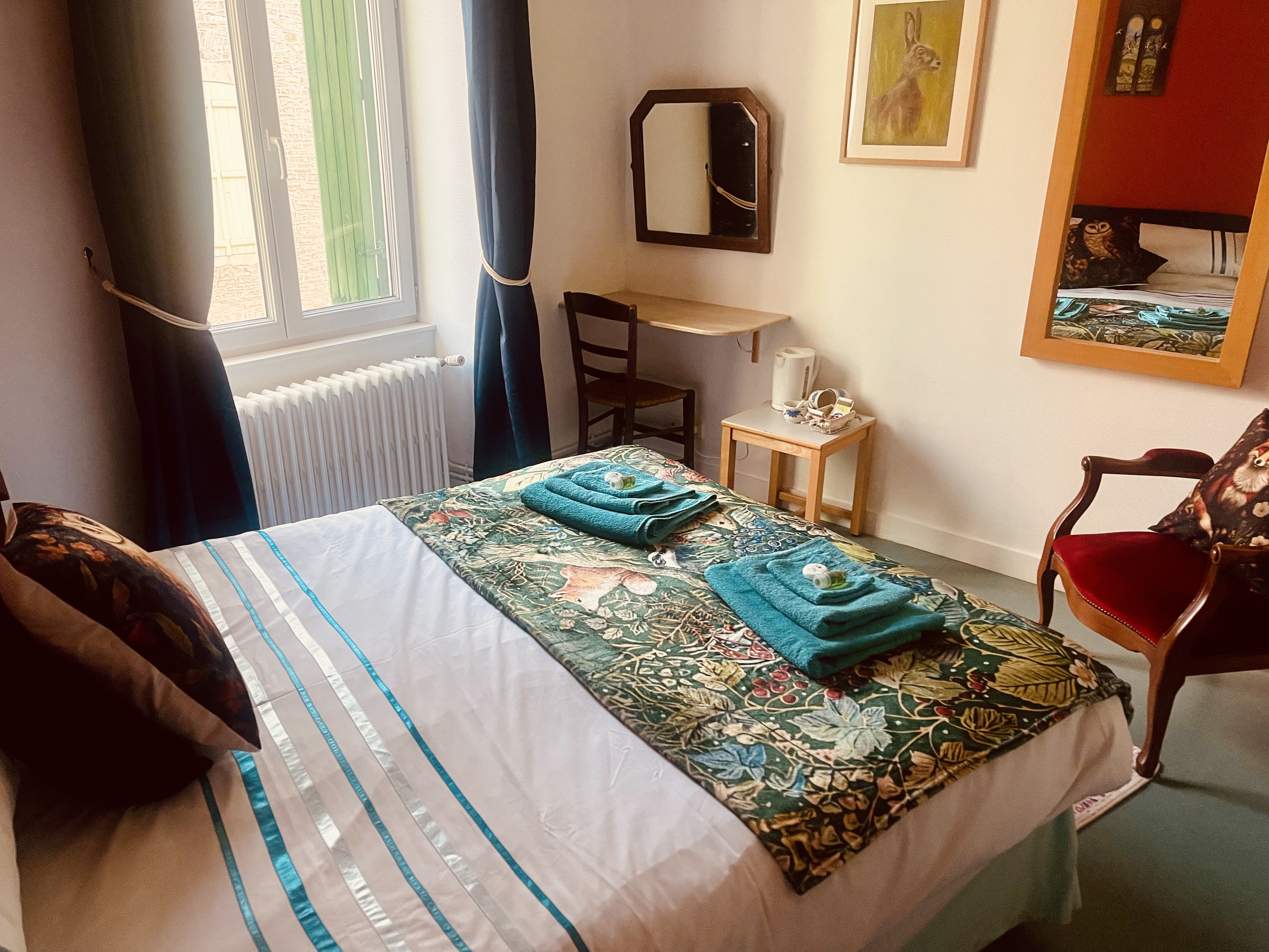 Au cœur de la Vienne, près de la D741 menant à Poitiers, l'Hôtel du Diamant est situé dans le village très prisé de Mauprevoir, traversé par la rivière Clain qui alimente le lac voisin. L'hôtel bénéficie d'un emplacement magnifique, avec un château et une église médiévale, imprégné de l'histoire de la région où il joue un rôle important depuis sa création en 1850. De nombreuses promenades agréables entourent l'hôtel, qui se trouve à proximité de l'hippodrome national du Val de Vienne. L'hôtel est situé au centre du village, qui est bien desservi par un supermarché Coop, une pharmacie, des coiffeurs et un centre médical, tous accessibles à pied depuis l'hôtel, avec de nombreuses places de parking gratuites disponibles.

L'hôtel comprend un bar et un salon-restaurant, équipés de tout le mobilier, la vaisselle, les verres, un lave-verres, une machine à café italienne et une machine à glaçons. La cuisine est équipée d'appareils professionnels de haute qualité pour la préparation, la cuisson et le lavage de la vaisselle. Il y a une terrasse extérieure, avec des sièges et des parasols, et une scène pour les concerts. À l'étage, l'hôtel dispose de cinq chambres, dont deux chambres doubles avec salle de bain privée, deux chambres à deux lits et une chambre simple avec salle de bain commune. Tout le mobilier, la literie, les serviettes, etc. sont inclus dans la vente. Il y a également un appartement confortable de trois chambres pour les nouveaux propriétaires. 

La clientèle actuelle comprend des résidents et des visiteurs français et internationaux. Il est également possible d'attirer des artisans et des travailleurs de passage pendant la journée pour le déjeuner. Le bar s'est forgé une réputation populaire pour ses concerts live le soir, en particulier pendant les mois d'été.
 
Une visite est fortement recommandée. Les offres sérieuses et raisonnables seront prises en considération.