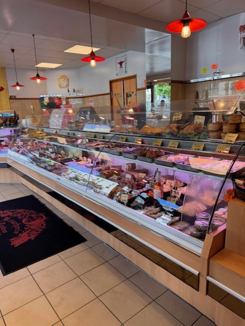 Installés depuis 1991 sur la commune M. et Mme BARREL souhaitent prendre leur retraite et vendent leur fonds de commerce de boucherie, charcuterie, traiteur.
Le magasin est installé au cœur de la ville de 7500 habitants sur une artère commerciale.
Le local comprend un magasin de 40 m2, 3 laboratoires distincts avec 3 chambres froides (boucherie, charcuterie, traiteur) pour une surface totale de 250 m2. Le matériel est récent et comprend 1 congélateur et un séchoir à saucisson.
CA annuel = 580 K€ - Prix de vente du FDC = 250 K€ 
Le loyer mensuel est de 2500 €