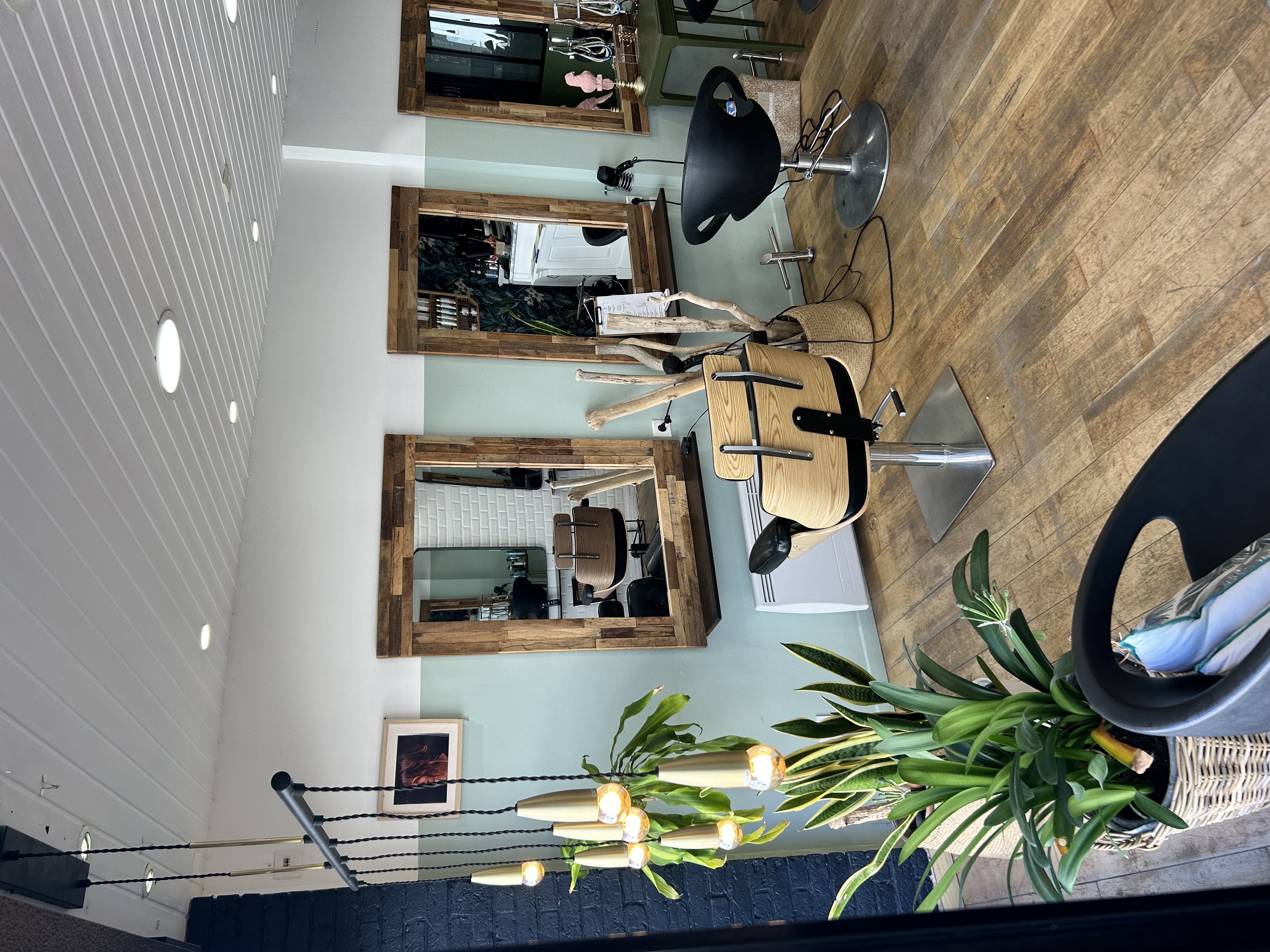 A VENDRE - Salon de Coiffure idéalement, située dans le golfe du Morbihan
Vous rêvez d’un cadre de travail exceptionnel, entre terre et mer ? Ne manquez pas cette opportunité unique !
–Emplacement stratégique : en plein, centre-ville, une région, très prisée et touristique.
–Affluence, saisonnière exceptionnelle : clientèle, multiplié par cinq en été, grâce au fort passage touristique et à une clientèle, fidèle locale.
–Salon, prêt à l’emploi : entièrement équipé, décorer avec goût, matériel en excellent état. Aucun travaux à prévoir
Clientèle, fidèle et réputation établie dans la région.
–Surface optimiser pour un accueil chaleureux avec plusieurs postes de coiffage
–bail en cours avec loyer attractif.
Idéal pour un(e) professionnel (le) souhaitant s’installer dans un cadre de vie exceptionnel, tout en bénéficiant
d’un fort potentiel de chiffre d’affaires saisonnier
Contactez-moi pour plus d’informations ou organiser une visite !