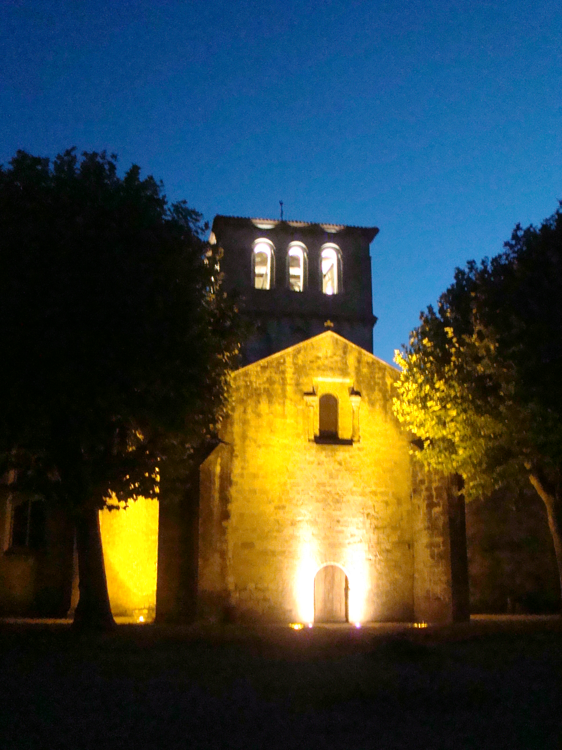 La Commune recherche un gérant(e) motivé(e) pour un commerce rural multiservices de proximité, sur notre Commune de 700 habitants et lauréate du programme "Villages d'Avenir". Le Local communal est équipé d'un accès PMR, d'un parking et en centre bourg.
Néré se situe en Vals de Saintonge, sur l'axe Ruffec - Saint-Jean-d'Angély, entre la N10 et l'A10, à proximité d'Aulnay-de-Saintonge et de son église romane classée à l'UNESCO. À 1h des plages du littoral.
La Commune est déjà desservit de nombres services :
- restaurant,
- bar-tabac-française des jeux
- pharmacie,
- institut de beauté,
- boulangerie-pâtisserie,
- atelier de pâtisserie,
- magasin de bricolage GEDIMAT
- ostéopathe,
- psychomotricienne,
- Kinésithérapeute,
- maison de santé : médecin
- cabinet infirmier,
- EHPAD 46 lits,
- centre de secours,
- école primaire environ 100 élèves,
- agence postale communale,
- magasin d'usine NÉRÉVIA (viande rouge, volaille, porc)
- France service permanence à la Mairie les vendredis,
- marché hebdomadaire le vendredi matin,
- commerçants ambulants, foodtrucks plusieurs jours par semaine,
- village animé et festif en période estival
Vous aurez pour mission d'assurer la gestion quotidienne de l'épicerie, proposer une offre variée de produits de 1ère nécessité, frais et locaux,
développer un lieu convivial au service des habitants, contribuer à faire de ce commerce un véritable lieu de vie.
Ensemble, faisons vivre notre village.