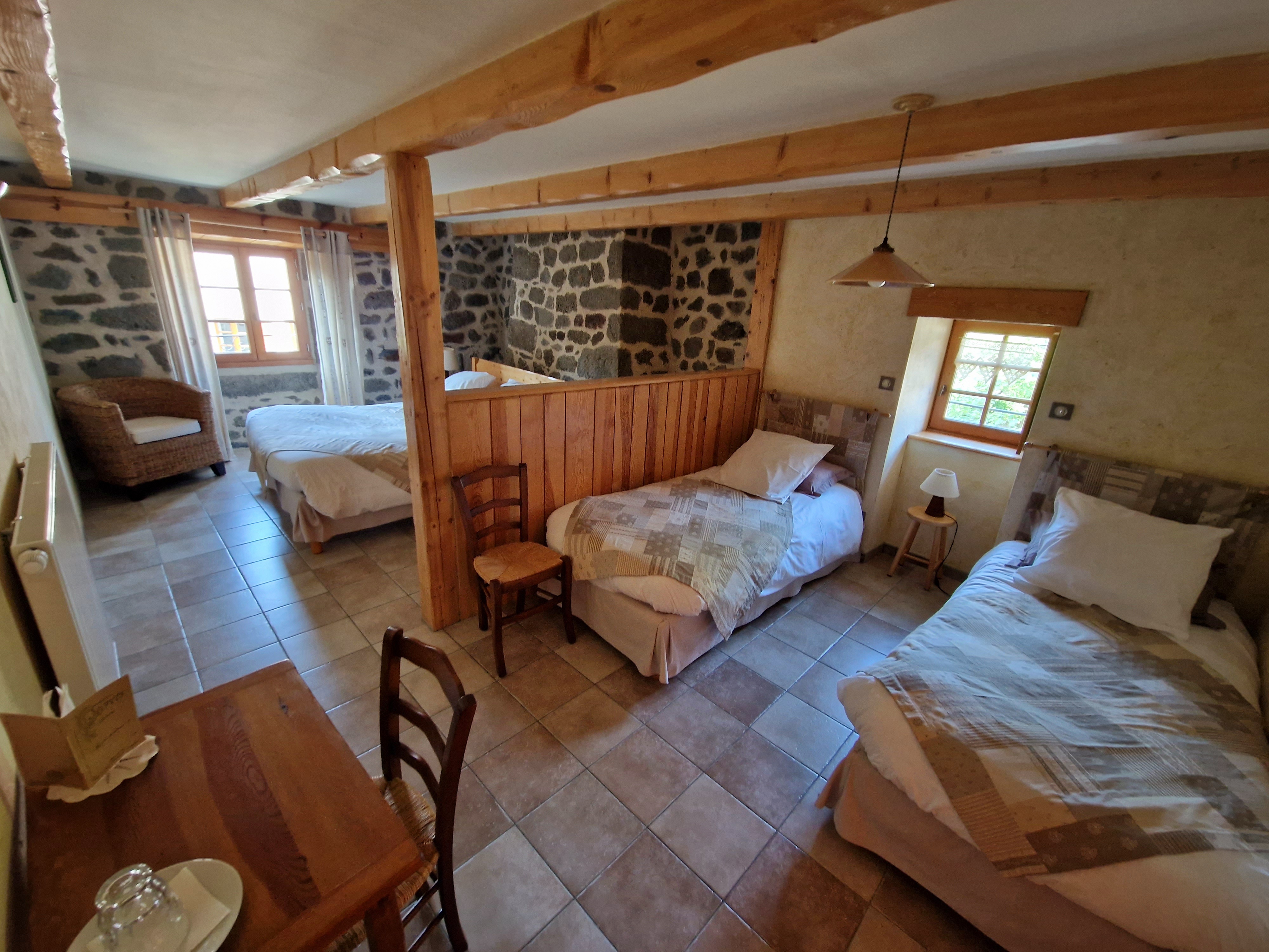 Ancienne ferme de caractère entièrement rénovée , située dans un petit village BLANZAC, à proximité du PUY EN VELAY, au coeur de la Haute-Loire
   Seul commerce de la commune, créé par les propriétaires, originaires du village,  il y a 18 ans. La batisse comprend un restaurant d'une capacité d'une soixantaine de couverts, situé dans l'ancienne grange, des chambres d'hôtes indépendantes avec l'ancienne cuisine pour pièce à vivre et un gite aménagé pour personnes à mobilité réduites. 
 Belle activité commerciale , dans une région riche pour sa nature , son patrimoine et son calme .
Vente pour cause de retraite