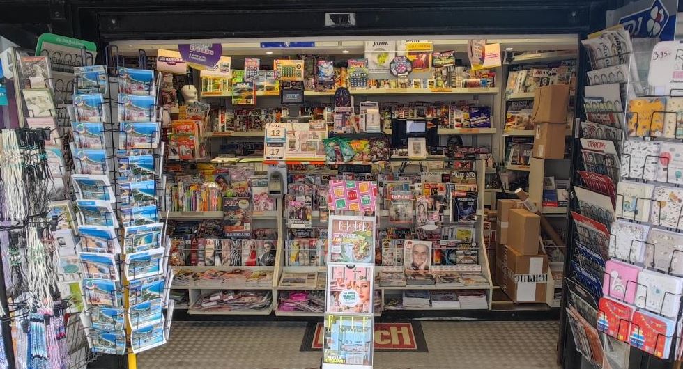 Il s’agit de gérer un kiosque sur La Baule :
Avenue du Général De Gaulle/Place Leclerc (kiosque ouvert à l’année) ; le kiosque est idéalement positionné, au bout de la rue commerçante à deux pas de la plage.

Je vous explique ci-après, le fonctionnement pour devenir kiosquier. Bien entendu, nous échangerons ensemble, soit en visio, soit en présentiel (sachant que je suis basé sur Toulouse).

Pour devenir gérant de kiosque, il vous faudra avoir un agrément de diffuseur de presse en effectuant une formation payante (une partie ou la totalité pourrait être pris en charge suivant votre situation actuelle) en présentielle 2 jours (au dépôt de presse de Saint-Herblain).
Vous disposerez de ce kiosque sans droit d’entrée, sans avoir à investir dans un pas de porte ou fonds de commerce, avec de faibles charges ; néanmoins, il vous faudra avoir un fond de roulement/trésorerie (7000€ au minimum) ; le dépôt de presse (l’entreprise qui vous livre la presse basée à Saint-Herblain) vous expliquera plus en détails le fonctionnement. 

Vous serez travailleur indépendant donc non salarié ; il vous faudra créer une société et donc avoir un numéro de Siret (SAS, SASU, SARL, EURL, EI… autoentrepreneur possible) 
Vous aurez la gestion du kiosque pour une durée de 5 ans, renouvelable une fois (soit 10 ans).

Il y aura 2 dossiers administratifs à préparer, un pour la partie “presse” et un pour “la Française des Jeux/FDJ” ; pour avoir les validations de ces 2 entités, prévoyez 3 mois avant une ouverture.

Les activités (votre salaire proviendra des commissions de ces activités) :
 
Presse nationale (23%) et régionale (14%)
Les jeux de la Française des jeux (FDJ) : jeux de grattage, tirage, paris sportif (5%)
Le relais colis avec Pickup (suivant le nombre de colis)
Relais La Poste
Les souvenirs, les cartes postales et cartes évènementielles
Les boissons, les glaces emballées, les confiseries, les spécialités locales. Une petite terrasse pourrait être autorisée par la ville sur le côté du kiosque.
Si vous avez d’autres idées d’activités, n’hésitez pas à m’en faire part (services à la personne, clés minute, conciergerie, transfert d’argent, service carte grise…), mais de toute façon, elles seront soumises à la validation de la ville.
 
Les charges (hors impôts et Urssaf) :

Loyer mensuel 200€ HT (240€ TTC) - Caution pour le kiosque : 720€ ; caution restituée à la fin sauf anomalies constatées.
Electricité, routeur 4G ou box internet
Caisse informatisée spéciale presse (Strator, Bimedia, JDC…) : entre 80 et 120€/mois
Assurance

Les horaires :

Vous vous adapterez au besoin de votre clientèle mais en général, les autres kiosques de mon secteur ont pour habitude d’ouvrir :

7h/7h30 – 12h30 et 16h – 18 ou 19h ou journée continue
Samedi matin et dimanche matin (les après-midis sont conseillés) 
A votre convenance mais vous pourrez étudier un jour de fermeture dans la semaine.
Dans tous les cas, les kiosques devront avoir une amplitude horaire plus grande pendant la haute saison (de Pâques à la Toussaint).