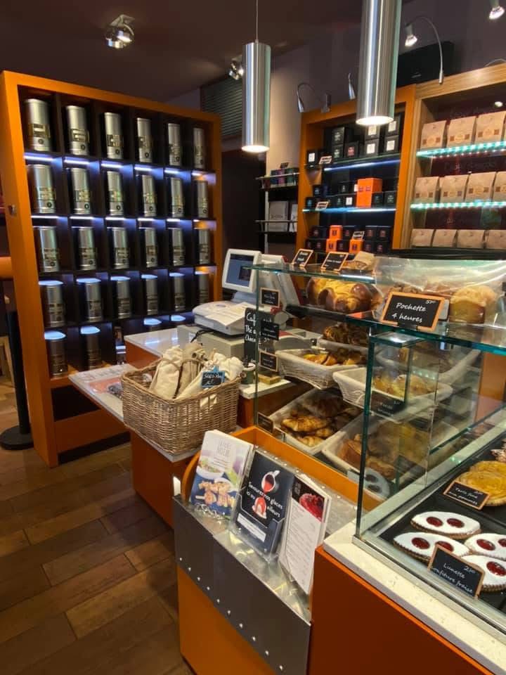 LIMOGES, vend pâtisserie chocolaterie traiteur restaurant des desserts. Cette entreprise située dans une zone résidentielle limitrophe d'un centre clinical et d'une zone industrielle, bénéficie d'un axe rentrant et facile d'accès. Composée d'une surface de vente de 70m² et d'une petite terrasse, l'ensemble des locaux et du matériel sont de qualité et entretenus avec soin.

Créée en 1974, cette entreprise a su prospérer et conquérir, par la qualité de ses produits et services, une clientèle de particuliers de Limoges et sa périphérie. Une équipe de jeunes professionnels, 10 salariés et 4 apprentis, témoigne du dynamisme et des capacités d'adaptation et de développement de cette entreprise. Ouvert du mardi au samedi
Repos dimanche et lundi 
6 semaines de congés annuels.

CA HT 2024 - 1  120 599 € 
tout magasin 
EBE 2024 - 204 707 €
Vente des murs possible