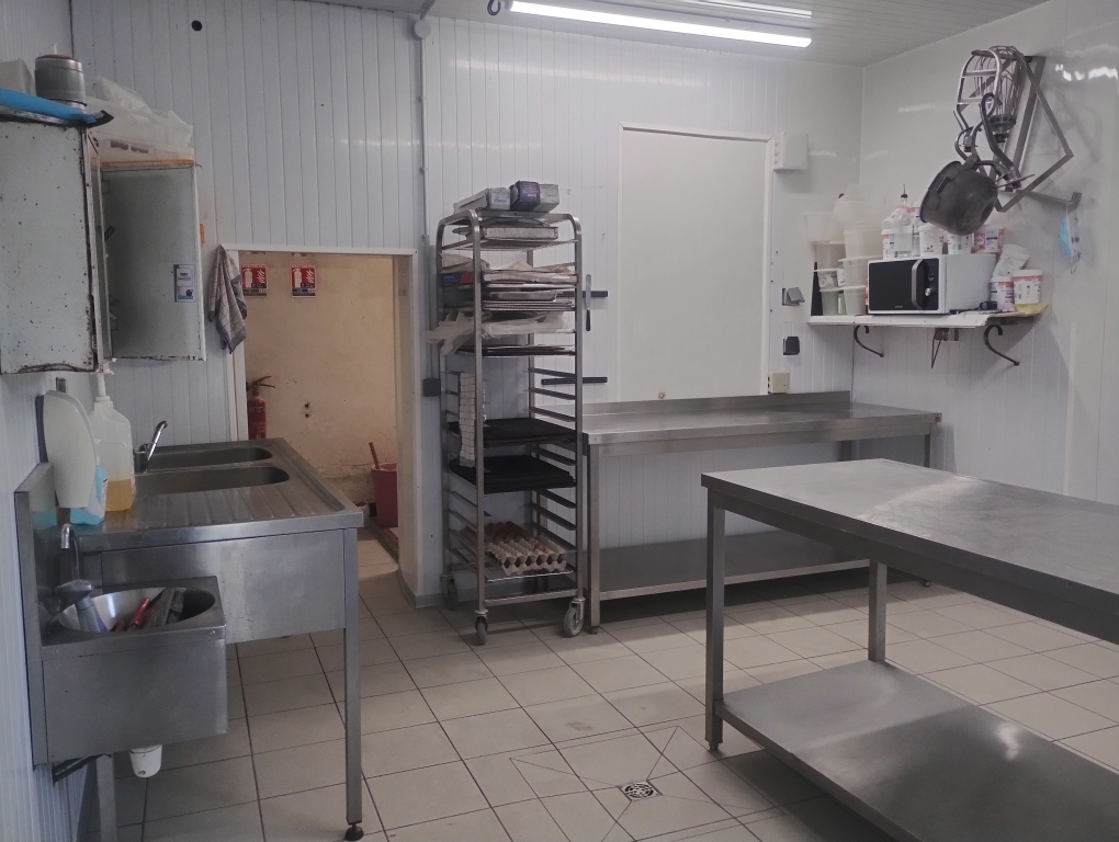 Bocage vendéen, sud vendée ,
Vend fond de commerce et murs de boulangerie,
Affaire saine et rentable 
Clientèle fidèle et régulière , touristique de juin à août
Parking public
Commerces voisins ( supérette, agence bancaire, restaurant, salon coiffure, bar tabac presse, garage automobile, notaire , funérarium , divers artisans , associations... )
Ecole publique communale maternelle / primaire
Accueil périscolaire
1100 Habitants
Cadre de vie paisible et préservé , à 15 petites minutes de villes les plus proches
Sans concurrence immédiate ,
Travail en couple avec 1 apprenti en fabrication
Horaires d'ouvertures très avantageux
5 semaines de fermeture / congés par an
Pas de travaux à prévoir en partie pro( magasin refait en 2020 et fournil en 2025 ) sanitaire , vestiaire douche .
Pas de snacking actuellement ( peut être développé sans soucis ), pas de dépot , ni foyer logement .
CA 24/25 : 194 k€

Logement sur place 5 pièces/chambres avec travaux (électricité à faire + sanitaires/sdb à prévoir en partie privée, ouvertures pvc double vitrage partout) avec grand jardin , cave , garage .

Prix de vente des murs 110 000€ 
Prix de vente du fond 125 000€
Vente cause santé
N’hésitez pas à nous contacter