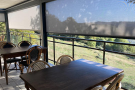 La commune de Montézic, située dans le Nord Aveyron en région Occitanie propose à la reprise un restaurant rénové (travaux d'économie d'énergie, assainissement, électricité, cuisine, menuiserie).
Le lieu est prêt à accueillir son futur exploitant. Nous recherchons un(e) repreneur(se) expérimenté dans la restauration disponible pour un démarrage rapide.

Pourquoi Montézic ? Charmante commune rurale d’environ 250 habitants, Montézic bénéficie d’une situation privilégiée avec une clientèle fidèle et variée :

- Ouvriers sur chantiers / barrages hydroélectriques (projet Montézic 2)
- Clientèle locale et  résidences secondaires
- Touristes et visiteurs de passage en saison

À propos de l’établissement :

Établissement reconnu et apprécié sur le territoire
grand parking inclus dans le crédit bail
Clientèle acquise et faible concurrence locale
Dernier restaurant de la commune

Capacité d’accueil :

Terrasse panoramique d’environ 50 couverts
Salle de restaurant de 60 couverts
Salle de bar
Salle de restaurant privative pour réunion déjeunatoire

Chiffres clés :

Chiffre d’affaires moyen : 260 000 €
Affaire rentable et saine

Des perspectives de développement intéressantes :

Chantier d'envergure de 2026-2035 sur la commune (jusqu'à 250 ouvriers)
activité traiteur à créer (pour le chantier)
Développement de l’activité d’hébergement:  chambres à louer
Travailler sur la communication digitale et locale
Valorisation d’événements ou soirées thématiques

Conditions de reprise :

Cession du fonds de commerce 75k€
Acquisition des murs (y compris la licence IV) sous forme de crédit bail
Loyer du crédit bail: 1583€ mensuel sur 20 ans avec 1er loyer de 20 K€ (possibilité de levée d’option au bout de 10 ans).  
Possibilité de logement sur place

Vous souhaitez vous installer dans un cadre de vie agréable, dynamique et participer à la dynamique d’un village  ?

Cette opportunité est faite pour vous !