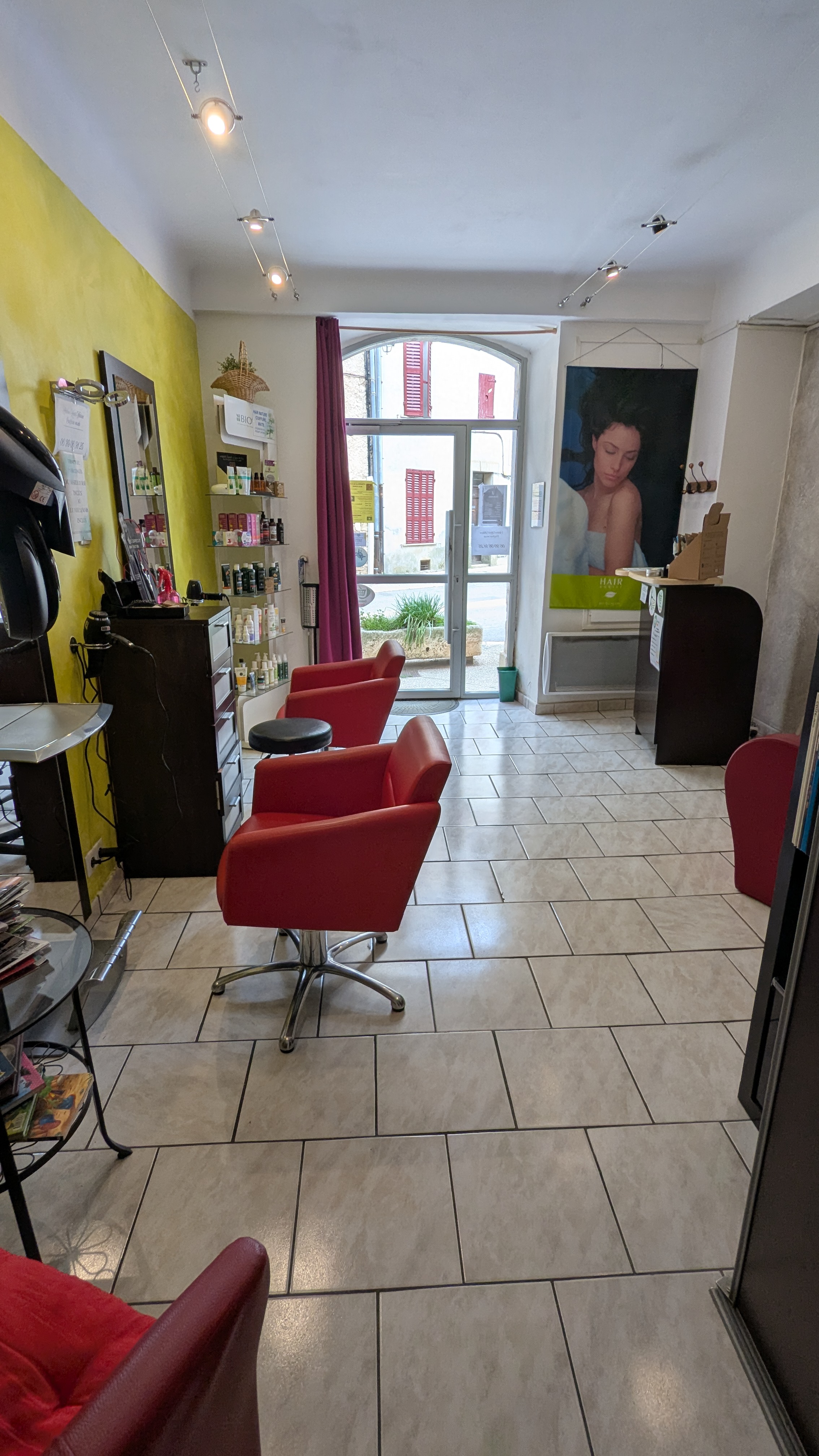 Salon de coiffure mixte 21m2 dans le 1er village bio de France .En activité depuis janvier 2009.Tres bonne clientèle, environnement de travail très agréable. Reprise sans salariés . Ce salon est situé dans la ZFRR(Zone France réalités revitalisation). Loyer 300€. 2 postes de coiffage,un bac électrique relève jambe et massage dos .Un climazon acheté en 2023.Chauffeau remplacé en 2023. Tout le matériel pour démarrer l activité est en place. Une petite réserve vous permet de stocker vos produits .
Vente pour cause santé. 
25000€.
Pour plus de renseignements n hésitez pas à me contacter.