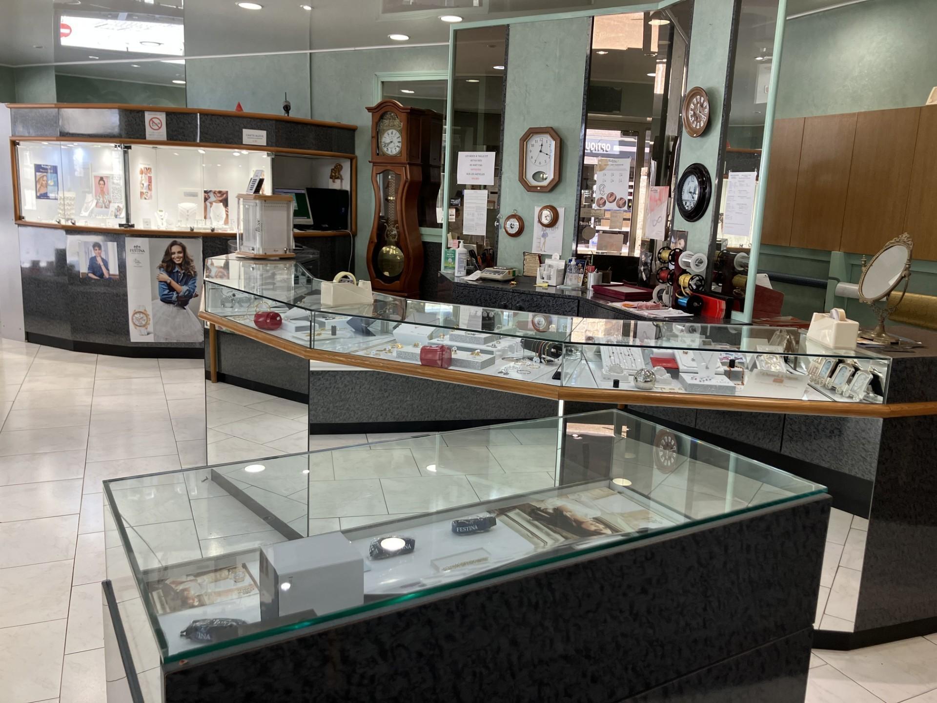 A reprendre, pour cause de retraite, fonds de commerce d’une bijouterie historique et de renom située au centre d’un bourg dynamique et commerçant du Périgord Vert.

La bijouterie bénéficie d’un emplacement premium, en angle, avec 13 mètres linaire de vitrine, offrant une belle visibilité. 

L’établissement développe une activité de bijouterie traditionnelle et qualitative, avec un positionnement moyen à haut de gamme. L’activité s’articule autour de trois univers : 

-          Bijouterie avec une belle offre en or 18 carats, argent et plaqué

-          Horlogerie avec des marques reconnues

-          Une gamme de bijoux fantaisie (plus récente) générant un flux régulier et élargissant la clientèle.

Cette boutique profite d’une clientèle locale attachée à son commerce de proximité, fidélisée au fil des années, ainsi qu’une clientèle touristique.

Elle présente plusieurs atouts :

-          Commerce établi depuis de nombreuses années, avec une forte notoriété locale,

-          Fichier clients qualifiés 

-          Produits sélectionnés auprès de fabricants français et de fournisseurs reconnus

-          Surface de vente de 73 m² - réserve annexe de 24 m² - Atelier et sanitaires de 10 m²

            Le local fait l’objet d’un bail commercial, avec loyer de 860 €.

-          La relance d’un atelier de réparation ouvre un potentiel de développement de l’activité.

CA 2025 : 107 000 € HT

Prix de fonds de commerce : 60 000 €