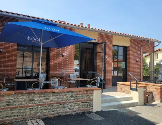 La commune
Larra est une commune rurale du nord de la Haute-Garonne, en région Occitanie. Elle fait partie de l’arrondissement de Toulouse et de l’intercommunalité des Hauts Tolosans. La commune compte environ 2 250 habitants, appelés les Larrassiens et Larrassiennes.  
Proche de Grenade, la commune est attractive grâce à son cadre de vie paisible au cœur de la campagne, tout en restant à proximité de Toulouse. Sa population a beaucoup augmenté depuis les années 1960, profitant de l’essor de la périphérie toulousaine. 
Le projet du café restaurant multiservices de Larra est né d’une volonté de la mairie de redynamiser la vie locale et d’ouvrir un lieu pour permettre et assurer une cohésion sociale. Les heures d’ouverture doivent permettre aux Larrassiens d’accéder à la maison pour tous (qui est mitoyenne du café, il faut nécessairement rentrer dans le café pour y accéder), sans être obligatoirement un consommateur du café.  
Cette commune bénéficie d'un tissu associatif dynamique qui compte 24 associations, et de nombreux événements sont donc organisés par celles-ci sur la commune. 
Larra abrite actuellement 3 commerces : une épicerie, une boulangerie et une coiffeuse. L'école compte quant à elle 300 élèves. 
L'établissement dispose d'une salle de restauration spacieuse pouvant accueillir 50 couverts, et d'un espace extérieur (15 personnes) 

Activités déployées : bar, restaurant, animations, petite épicerie (produits locaux), journaux.

Le local
● Entièrement aménagé, pratiquement neuf​.
●Cuisine équipée (équipement, matériel, ustensiles…).
●Bar, salle, terrasse, cuisine, espace de stockage et stationnement à proximité​.
●Salle de restauration d'une capacité de 50 couverts et une terrasse d'une capacité de 15 couverts.​
●Surfaces : café 67,97m2, terrasse 59,17 m2, comptoir bar 8,93 m2, stockage cuisine 6,27 m2, cuisine avec rangement 16,58 m2​.
●  Local attenant avec la "maison pour tous" (salle des associations).

Contrat proposé
● Bail 3.6.9 avec la mairie​, avec mise à disposition gratuite de la licence IV​.
●Loyer 500€, soumis à révision.

Aspects financiers 
● Apport financier pour stock produits et trésorerie initiale à prévoir : minimum 10K.​
●Rachat matériel : 20 000 euros immobilisations, 2000 euros de petit matériel, 2000 euros de stock.

Profil de gérant.e recherché.e 
● Vous possédez des vraies qualités de commerçant et une vive volonté d’entreprendre. ​
● Vous souhaitez vous engager en faveur de la ruralité et en comprenez les enjeux. ​
● Vous justifiez d’une expérience significative dans le secteur de la restauration et possédez une première expérience en tant que responsable de restaurant.​
● Vous avez des bases solides en gestion et faites preuve de rigueur et d’organisation​.
● Vous savez collaborer avec les parties prenantes d'un village : la salle communique avec la maison des associations (porte d'entrée commune), des partenariats sont attendus.​
● Horaires étendus et mercredi fermé.​
● Disponibilité rapide souhaitée.