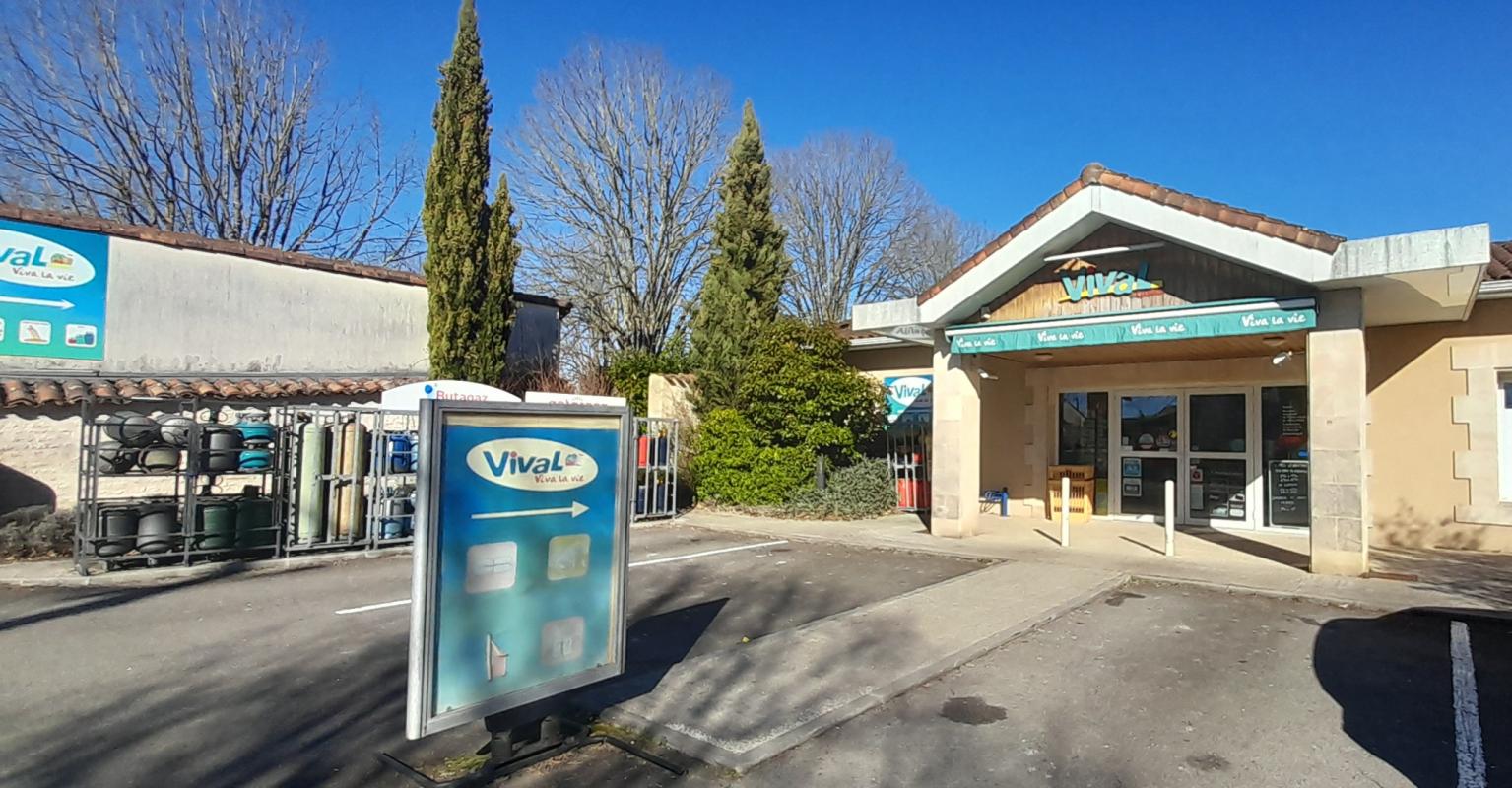 Opportunité idéale pour une première installation ou un projet en milieu rural dynamique !

Situé au cœur du village de Houlette, au nord-est de Cognac, ce commerce de proximité sous enseigne Vival bénéficie d’un emplacement central avec une zone de chalandise d’environ 3 000 habitants.

🏪 Caractéristiques du point de vente
Surface : 80 m²
Commerce en bon état général
Parking client
Équipement sécurité : caméras + alarme
Clientèle fidèle et locale

🛍️ Activités & offre commerciale
Une offre complète et diversifiée :
Épicerie traditionnelle
Fromage & charcuterie à la coupe
Boucherie sous vide
Dépôt de pain avec partenariat boulanger local

🔧 Services complémentaires (fort générateur de flux)
Française des Jeux (FDJ)
Relais Colis (Pick Up)
Gaz
Presse
Point Poste
Photocopies
Cigarettes électroniques (dépôt/vente)
Café / convivialité
👉 Véritable commerce multiservices, pilier essentiel de la vie locale.

⏰ Horaires actuels
Mardi au vendredi : 7h30–13h30 / 16h–19h30
Samedi : 9h–13h30 / 16h–19h30
Dimanche : 9h–13h

💰 Données économiques
Chiffre d’affaires N : 200 K€ TTC
Loyer : 4 000 € / an (HT HC)
Prix de cession : 40 000 €

📍 Environnement
Commune rurale attractive
Proche de Cognac et Jarnac
Commerce au cœur du village, passage naturel des habitants

✅ Les + du projet
✔ Faible loyer
✔ Forte utilité locale
✔ Activité diversifiée et rentable
✔ Potentiel de développement (services, amplitude horaire, offre produit)
✔ Idéal reconversion / première affaire

🎯 Motif de vente
Départ à la retraite
