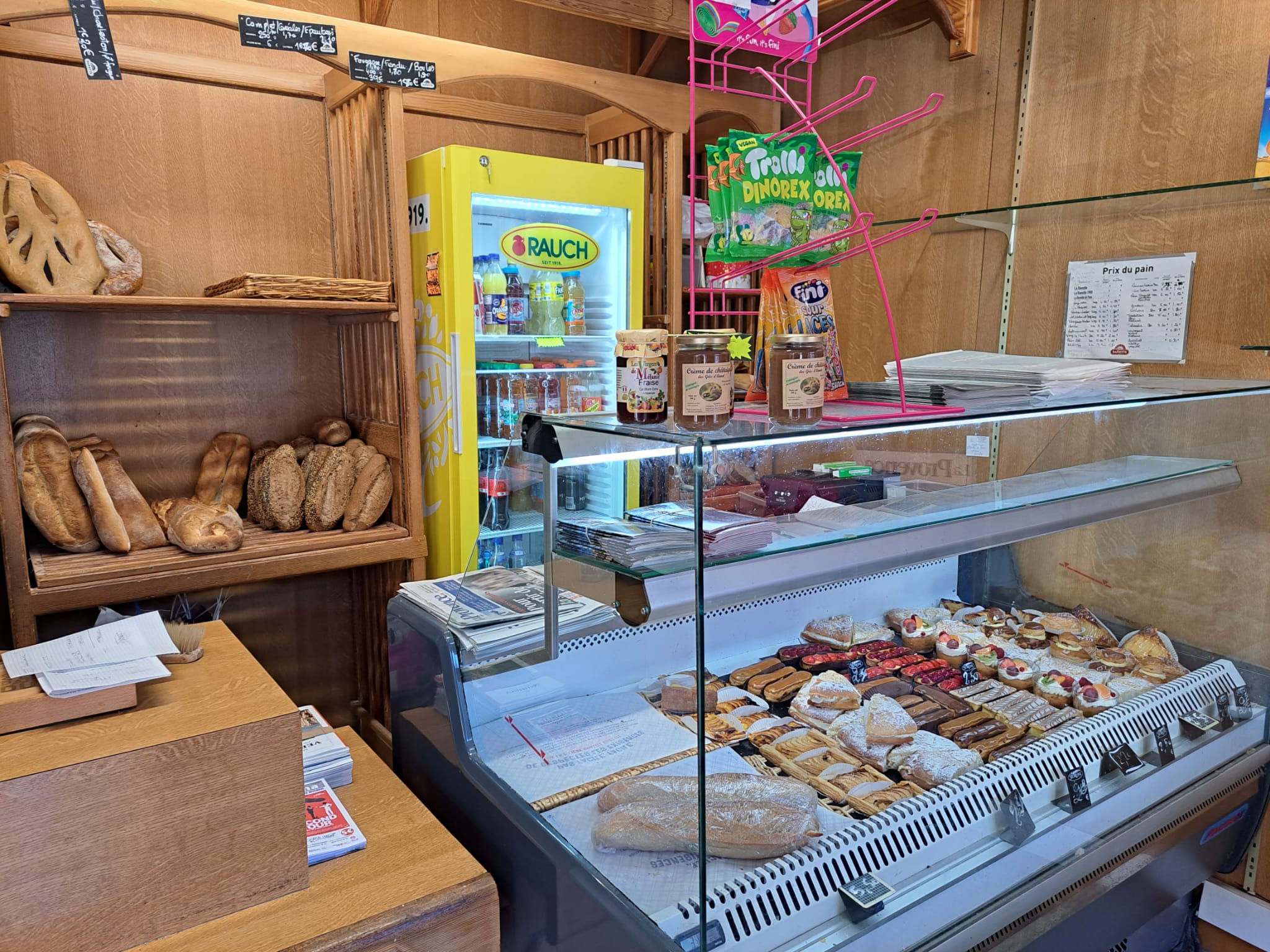 Cause retraite je vends ma boulangerie situé dans un petit village des alpes-de-haute-provence entre Nice et les stations de d'Allos. Ce bien est la seul boulangerie pâtisserie du village. 
L'affaire est seine, perrene est rentable depuis plus de cinquante ans. 
Fournil bien équipé de 140 m² avec un four de cuisson au fioul permettant de réaliser de belles économies d'énergie. Matériel et équipement complet. L'espace de vente de 120m2 avec une réserve.
Les baux commerciaux sont à jour pour une durée de 9 ans.
Venez voir rapidement ce commerce qui de par sa situation géographique l'attrait touristique de la région permettront la continuité de l'activité.
Je reste à votre disposition pour plus de renseignements.