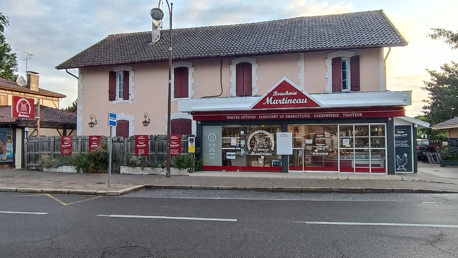 Fond de commerce.
Nous vendons cause  retraite .
Activité de boucherie charcuterie , plats cuisinés,conserveries ainsi que marchés du secteur avec un camion magasin vendu avec le fonds .
Surface de vente de 60 m2 plus laboratoire de 100 m2 au sol sur deux niveaux Deux chambres froides positives , une négative,un séchoir à salaison,matériel comprenant une fourgonnette frigo , le tout en excellent état .
une partie habitation communicante et très vaste sur deux niveaux complète l ensemble sur un terrain de plus de 2000 m2  avec garages, plus un parking privé pour la clientèle.