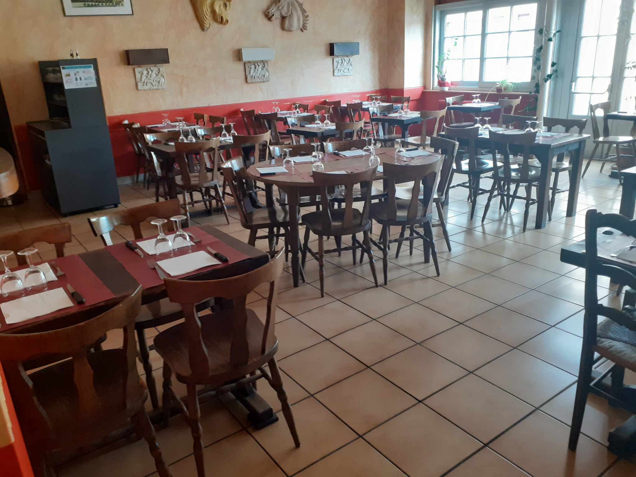 Pizzeria qui tourne depuis 31 ans. La seule en restauration sur place sur St amand montrond, plus vente à emporter. Vente cause retraite.  60000euros le fond de commerce et 120000 euros les murs. 
Avec appartement au dessus du restaurant refait à neuf. 
Contacter pour plus de renseignements.