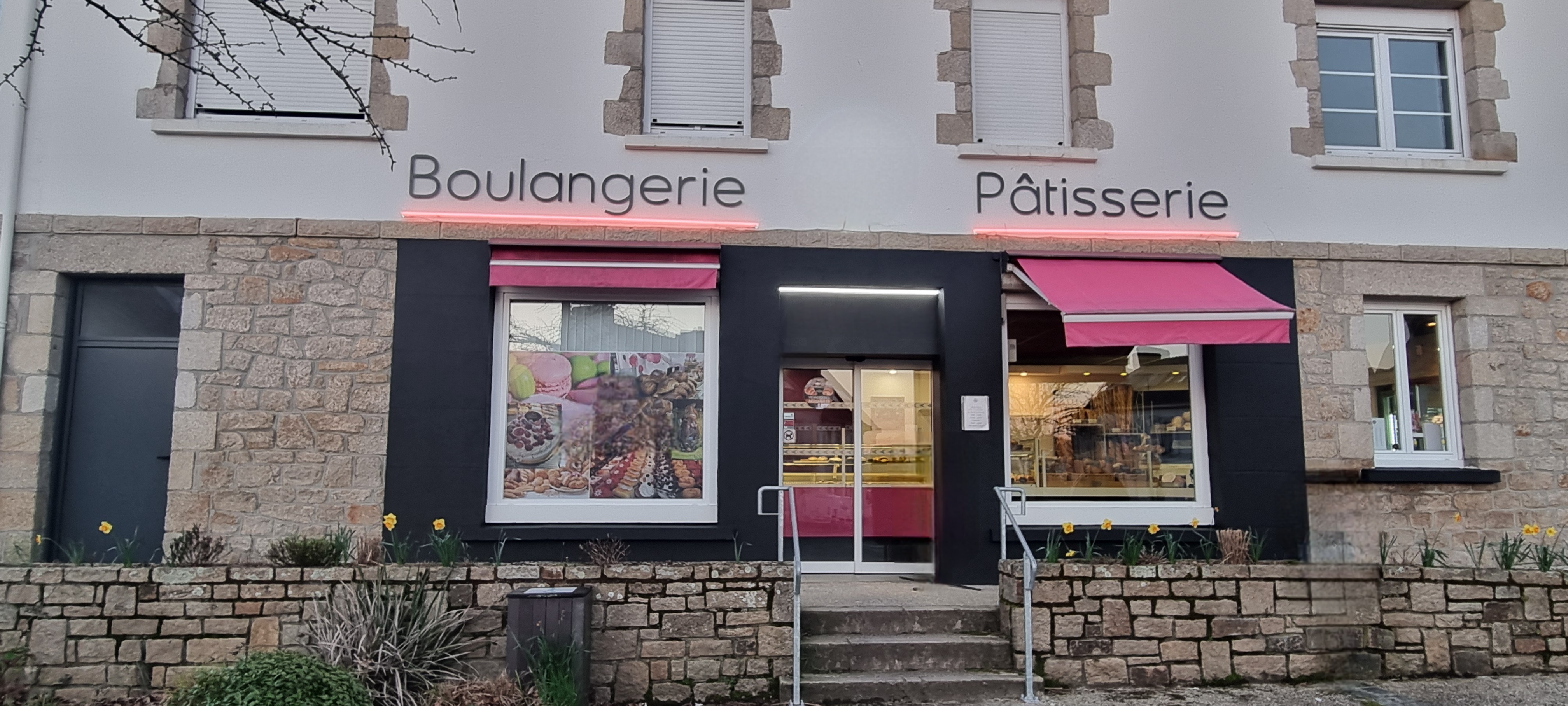 Boulangerie/Pâtisserie située dans l'agglomération de Lorient, seul sans aucun concurrent, mais entouré de plusieurs commerces (superette, bar PMU, pizzeria, pharmacie, maison médical ...) Nous sommes placé au centre de cette commune dynamique qui ne cesse d'évoluer en même temps que notre chiffre d'affaire.
Nous sommes accompagnés d'un ouvrier en production ainsi qu' un apprenti 1ère année et en vente de 2 vendeuses et 2 étudiantes en plus pour le weekend 
En partie PRO matériel récent et entretenu annuellement, confort d'avoir tout de plein pied
Partie PERSO cuisine aménagée, salon, salle à manger, 4 chambres, 1 bureau, 2 salle de bain et de grands espace de stockage.
Nous partons pour de nouvelles aventures et voulons passer le relais à des personnes qui seront sérieuses et qui souhaitent découvrir ou prolonger l'aventure d'être son PROPRE PATRON 
Il ne vous reste plus qu'a nous contacter, venir découvrir le lieu et ses alentours et faire vos valises 
ON VOUS ATTEND