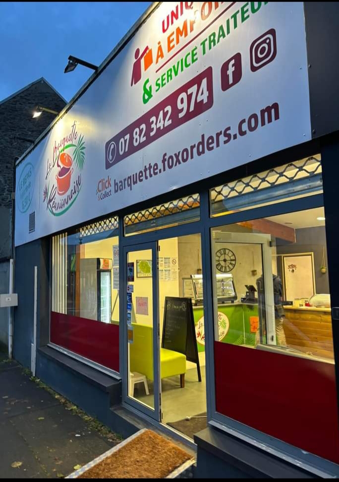 FONDS DE COMMERCE RESTAURANT 95m² – EMPLACEMENT N°1 – PETIT PRIX

36 000 € – NET VENDEUR – AFFAIRE À SAISIR

Quartier Sud – Proche hôpital et centre-ville
Route très passante : environ 8 000 véhicules / jour
Surface totale : 95 m² dont 68 m² salle
Loyer attractif : 850 € / mois
Restaurant réunionnais clé en main (vente à emporter + possibilité sur place).
Clientèle existante.
Bureau 
Toilettes point d'eau chauffe-eau.
Click & Collect + Uber Eats déjà en place.
Point relais colis (+~25 clients / jour).
Grande vitrine 6 mètres + panneau publicitaire 3m x 6m 
Très bonne visibilité 
60m2 de salle si besoin 
Place de parking en face du restaurant 
Parking à proximité ( 10 mètres)
Place handicapé 
Rampe pour fauteuil roulant.
Cuisine 28m2
Economat

✅ POINTS FORTS
Cuisine professionnelle entièrement équipée
4 feux neufs + grill
Chambre froide + cellule de refroidissement.
De vitrine bain-marie chaude plus vitrine bain-marie froide
Matériel de cuisine :
Marmite couteau louche cuillère...
Bac gastro, échelle, plan de travail étagère planche à découper...
Congélateur 1000L
Double hotte + VMC
Gaz de ville (installation neuve)
Électricité monophasée avec arrêt d’urgence
Quelques travaux à prévoir mais fonctionnelles dès à présent.
Idéal pour restaurateur, couple ou investisseur.
Vente cause organisation familiale (activité devenue trop grande à gérer seule).

📞 Contact direct