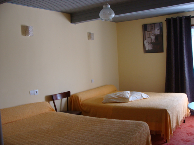 EN BOURGOGNE :    A SAISIR BELLE OPPORTUNITE
 A NE PAS MANQUER:
 Particulier VENDS  :    Pour cause retraite magnifique demeure
Acheté et créée en 1978 Puis rénovée et bien isolée fenêtres et portes double vitrages, 
 Aménagée en hôtel bar- restaurant , vous pourrez également transformer cette propriété qui a beaucoup de Potenciel en maison de famille, en gîte ,ou chambre d'hôtes, maison d'accueil pour personnes âgées, 
etc ….    
A VOUS DE VOIR  !!!!!
Propriété composée d'un bâtiment total de 600 M2 dont 398 m2 habitable  
sur un terrain de 1500 M2 comprenant: une cuisine, 
 2 salles de 59 M2 chacune, 11 chambres confortables avec lavabos, douche et WC, une lingerie, un bureau, une salle de bain avec baignoire ,un grenier, une cave , un garage ,une piscine en dur ,une terrasse couverte,un parking extérieur et un parking dans cour fermée, Jardin 

le tout à l'égout, pas besoin de fosse septique

une chaufferie avec chauffage central une pompe à chaleur ou éventuellement possibilité au gaz ou granulé  ou bois 

En sus, un logement privé contenant salon, cuisine ,2 chambres avec douche, lavabos,  WC       

Diagnostic de performance énergétique évalué à :
 C  entre 91 et 160 et une faible émission de GES:  entre 26  et 41 

PRIX  NET VENDEUR :  348 000 € Le tout pas de location de murs) 

Notaire de votre choix pas de frais d'agence immobilière faut bien savoir les frais d'une agence immobilière est toujours à la charge de l'acheteur et non du vendeur 

Dans le village de la GENETE  71290  EN SAONE ET LOIRE  EN BOURGOGNE
il y a une RPI  d'école maternelle et primaire avec cantine ,passage de bus scolaire tout niveau 

 5 km de Cuisery Collège, Pharmacie, boulangerie
10km de Tournus Collège et lycée  Autoroute  A6 et Gare SNCF TER      
17 km de Louhans (Poulet de Bresse ) Cité Scolaire et Gare SNCF TER
 35 km de Mâcon Gare SNCF TER et TGV
 35 km de Chalon sur Saône Gare SNCF TER 
150 km de Genève  
100 km de Dijon ou Lyon
350 km de Paris