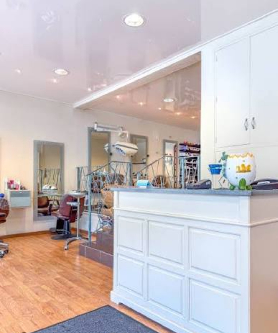 Bonjour, après plusieurs années d'activité, je souhaite aujourd'hui passer le relais

Belle opportunité pour professionnel(le) de la coiffure ou entrepreneur(e) souhaitant développer son activité !

Cadre agréable, idéal pour accueillir une clientèle fidèle et développer une activité pérenne.

Le salon dispose d’un espace de travail fonctionnel et bien agencé, offrant un environnement convivial aussi bien pour la clientèle que pour les professionnels.

Les atouts du salon :

- Clientèle existante et fidèle
- Espace de travail accueillant et fonctionnel
- Matériel et équipements de coiffure en place
- Potentiel de développement de l’activité
- Idéal pour une première installation ou une reprise d’activité

Cette cession représente une belle opportunité pour un professionnel souhaitant s’installer à son compte et poursuivre une activité existante.


Pour tout renseignement complémentaire ou pour organiser une visite, merci de prendre contact.