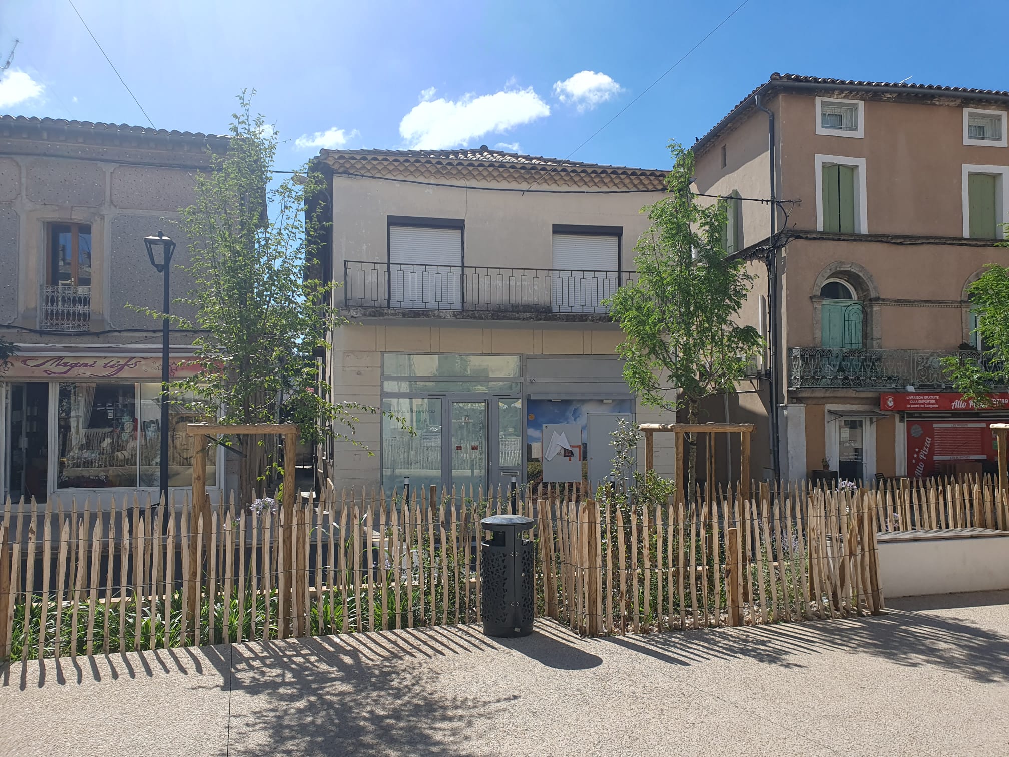 LOCAL EN RDC, POUR COMMERCE OU LOCAL ASSOCIATIF, A LOUER
23 cour de la Place, Saint-André-de-Sangonis (Hérault, 34) - lien google Map

Quoi :
- Local d’activités (ancienne agence bancaire), de 90 m² : un espace accueil de 30 m², un sanitaire de 6,4 m², un bureau de 11 m², un local technique de 4 m², 38 m² en arrière boutique accessible par un palier de 4 marches
- cave mutualisée avec un autre occupant
- accès direct sur le cour de la Place
- Le 1er étage est loué : bureaux et studio d'enregistrement de Radio Pays d’Hérault

Où : Saint-André-de-Sangonis, Hérault (34)

Pour qui :
- Des activités qui contribuent au dynamisme de la commune
- Des propositions nouvelles et complémentaires à l’offre existante
- Statuts associatifs ou coopératifs (SCOP ou SCIC) de préférence
- Travail avec des partenaires d’accompagnement à la création d’activité (ADEFPAT, Initiative France, France Active, URSCOP…)

Comment :
- Loyer mensuel : 550 €HT, soit 6,1 €HT/m² 
- Loyer progressif sur les 3 premières années (50% année 1, 60% année 2 et 90% année 3)
- Local disponible immédiatement. Pas de travaux à prévoir (hormis aménagements intérieurs).
- Local d’activités (90 m²) :
- Bail commercial locatif 3-6-9
- Possibilité de rachat du local

POURQUOI RÉPONDRE A CET APPEL A PROJET ?
- Local situé en plein cœur de bourg, sur une place rénovée et dynamique
- Local rénové en centre-bourg, accessible PMR, espaces de stockage disponibles
- Collectivités locales soutenantes et accueillantes
- Accompagnement par des partenaires techniques et financiers
- Bénéfice des réseaux, de la visibilité et de la communauté de Villages Vivants

PRÉSENTATION DU TERRITOIRE 
Communauté de Communes de la Vallée de l’Hérault : 
- 28 communes, 410 000 habitants
- Politique dynamique d’attractivité économique du territoire
- Proximité avec des espaces naturels et lieux touristiques prisés : le Lac du Salagou, le pic Saint-Loup.
Commune de Saint-André-de-Sangonis :
- 6 300 habitants, 30 minutes au nord de Montpellier
- proximité immédiate avec l’axe autoroutier A750

CE QUE VILLAGES VIVANTS VOUS APPORTE
- Loyer progressif et mesuré, local rénové
- Appui au montage de projet
- Visibilité et communication
- Mise en lien avec les acteurs locaux 

PROCESSUS DE SÉLECTION 
Les dossiers complets de candidatures sont à télécharger sur le site Internet de la Communauté de Communes et à déposer jusqu’au 30 juin 2026 inclus.
Pour toutes questions : economie@cc-vallee-herault.fr

En savoir plus : https://villagesvivants.com/actus/local-commercial-a-louer-a-saint-andre-de-sangonis-herault/