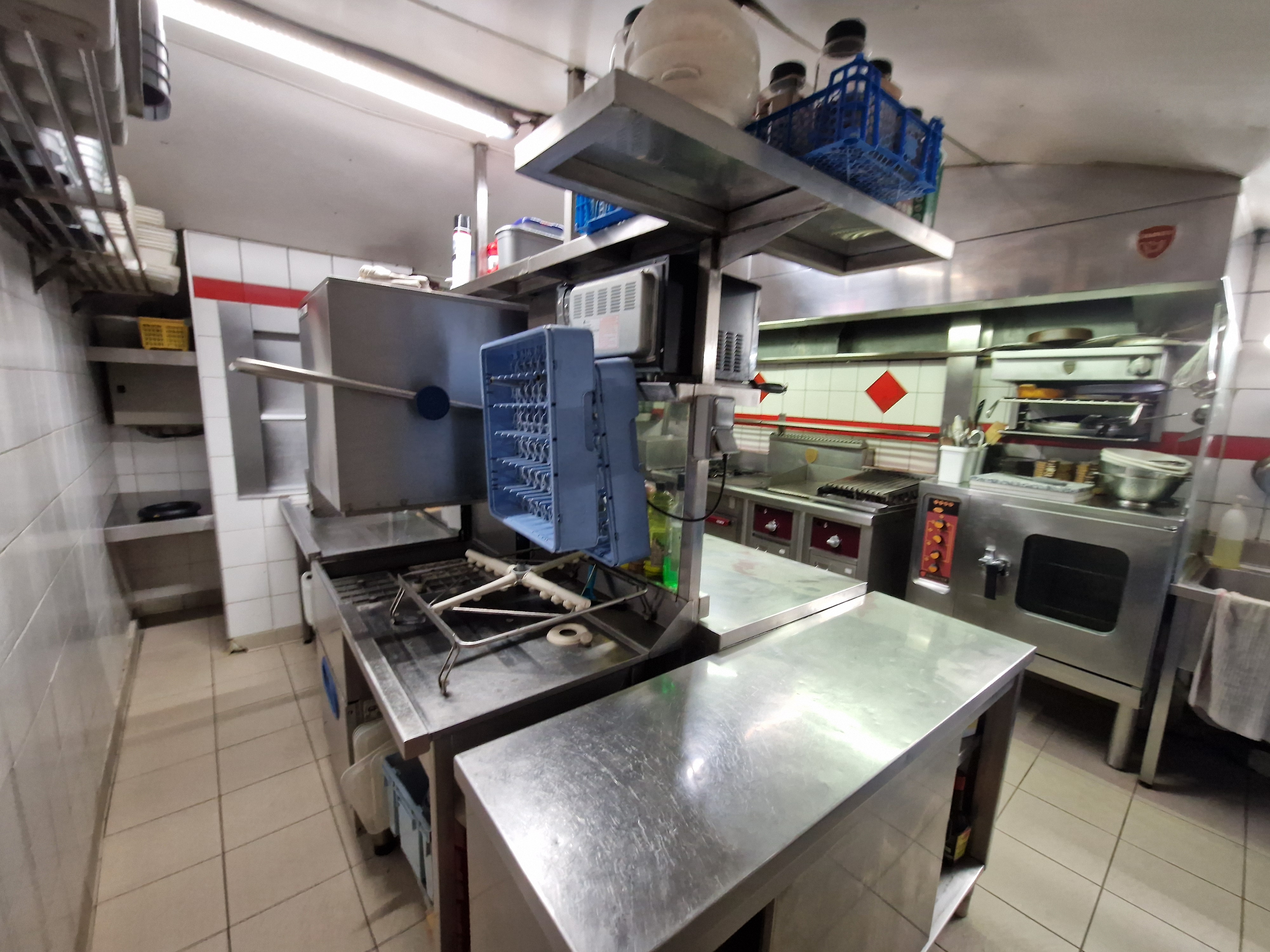 À céder, restaurant traditionnel bénéficiant d’un emplacement stratégique au cœur du Puy-en-Velay, sur la place Cadelade proche de la gare, au départ du célèbre chemin de Saint-Jacques-de-Compostelle, générant une clientèle locale, régionale, nationale et internationale.

Exploité depuis 2001, l’établissement bénéficie d’une notoriété reconnue depuis plus de 25 ans, construite autour d’une cuisine traditionnelle généreuse et conviviale mettant à l’honneur les spécialités du terroir et les produits régionaux. L’établissement est notamment apprécié pour son identité culinaire authentique, ses plats typiques, ses viandes, ses spécialités fromagères et sa cuisine familiale, constituant une véritable signature auprès d’une clientèle fidèle et touristique.

L’établissement dispose d’une capacité d’accueil d’environ 100 couverts, répartis entre 2 salles de restauration ainsi que 2 terrasses offrant 36 places, représentant un véritable atout pour l’activité saisonnière et touristique.

L’activité bénéficie également d’une Licence IV permettant une activité bar complémentaire.

Le fonds comprend un équipement complet et professionnel : cuisine équipée Charvet, machine à café, friteuse, armoires positives et négatives, machine à glaçons, arrière-bar, trois tirages pression (sans contrat fournisseur) ainsi que l’ensemble du matériel nécessaire à l’exploitation.

Les locaux développent :

Salle de restaurant (x2) : 80 m²
Laboratoire : 25 m²
Zone de stockage : 15 m²
2 terrasses extérieures dont une permanente en bois.
Fort potentiel de développement avec 3 appartements type F3, 2 studios duplex et espaces complémentaires pouvant accueillir de nouvelles activités.

Le propriétaire est également prêt à céder l’ensemble immobilier, comprenant le restaurant, les appartements ainsi qu’un local de stockage pouvant être transformé en local commercial avec vitrine, offrant des perspectives complémentaires de développement et de valorisation.

Le cédant est prêt à accompagner le repreneur pendant 2 mois afin de faciliter la transmission.

Affaire idéale pour un couple, un projet familial ou un investisseur recherchant une activité reconnue avec un fort potentiel de développement dans un secteur touristique majeur.

En cas de rachat, merci de vous adresser au conseiller CCI pour étudier les subventions possibles en cas d'investissements (rénovation, matériel, mobilier etc.)