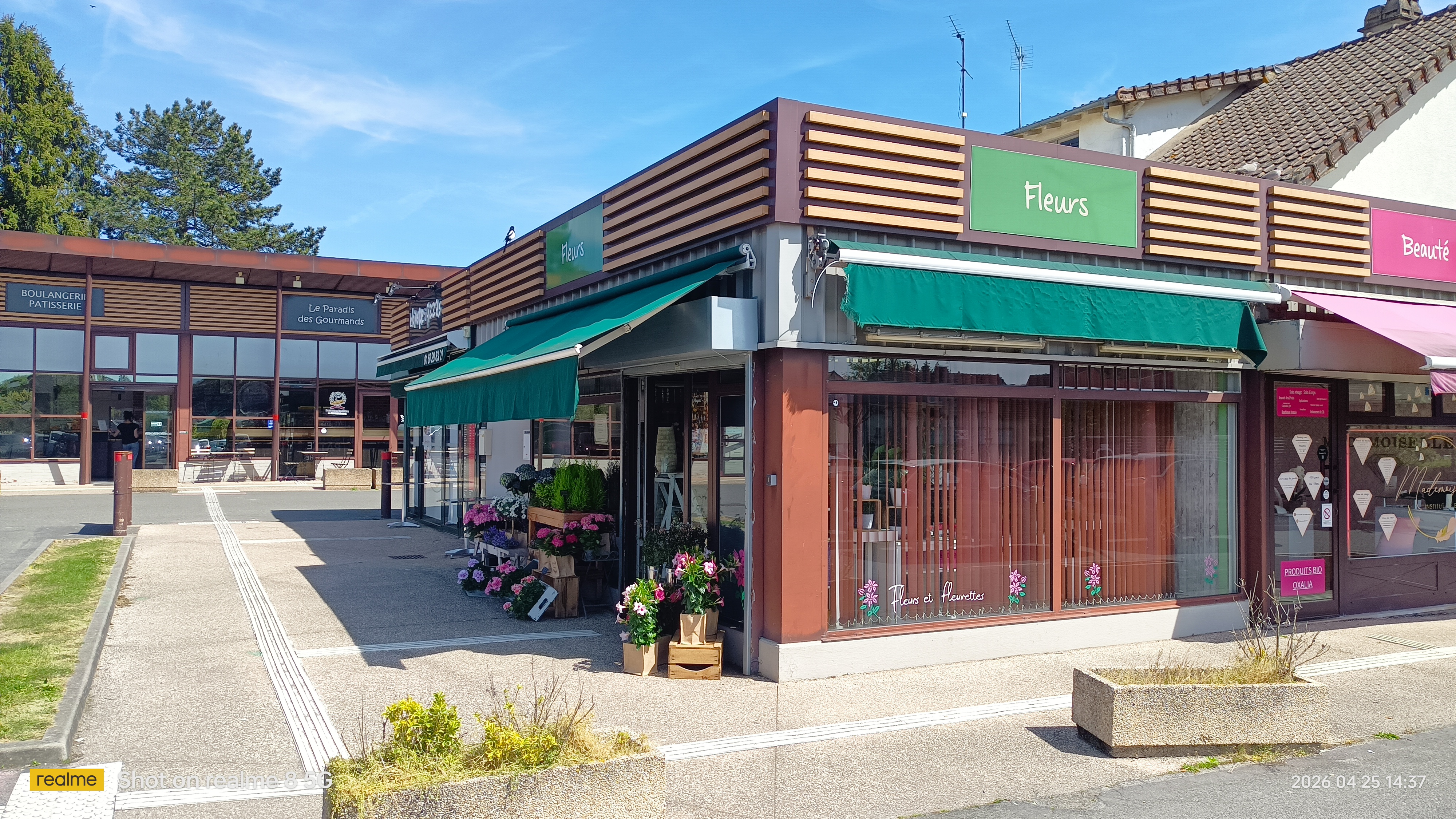 Emplacement exceptionnel d'angle dans un centre commercial extérieur indépendant dynamique avec grands parkings.
Grande visibilité avec 2 grandes vitrines**.
Accessibilité : 2 grands parkings gratuits

Zone de chalandise très prospère sur Brie Comte Robert et sur les communes voisines.

=> Les commerces :
Carrefour Market
Pharmacie
Boulangerie - Pâtisserie
Coiffeur
Esthéticienne
Kiosque à pizza
Cordonnier.

=> Emplacement idéal pour un fleuriste, un caviste, un chocolatier, un courtier en assurances/crédit, Services à la personne, Agence Immobilière ....

Le prix :
Reprise par un fleuriste : 85 000 € net
Reprise autres activités : 60 000 € net

Loyer mensuel : 1.200 € CC

A saisir rapidement.

Restant à votre disposition pour organiser une visite et échanger