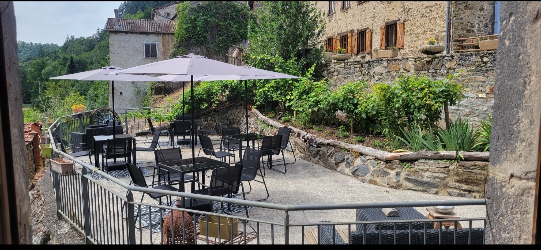 Activité bar, restaurant et 4 chambres d’hôtes, située dans un petit village de 200 habitants dans le Livradois – Forez à proximité de grands axes (N102 à 12 km et A75 à 35 km - 50 min du Puy en Velay et 50 min de Clermont-Ferrand).
Cette auberge est le lieu principal de vie du village et également un lieu d’accueil pour les multiples randonnées (pédestres, équestres, enduristes et motards). Elle est référencée sur un GR pays « robe de bure et cotes de mailles », relais motards ainsi que sur le petit futé. Sa situation géographique offre un gros potentiel local et également touristique.
L’établissement dispose d’une salle de restaurant d’une capacité de 32 couverts entièrement rénovée, d’un bar équipé en froid, d’une terrasse d’une capacité de 25 couverts ainsi que d’une seconde terrasse pouvant accueillir 30 personnes pour des évènements extérieurs (équipée de mobilier et d’une plancha neufs).
Tout a été rééquipé en 2025 en mobilier neuf : Les 4 chambres d’hôtes sont équipées avec douche et toilettes privatives, une buanderie a été installée sur le palier des chambres, la cuisine a été entièrement rééquipée et la partie stockage froid et réserve également.
L’auberge dispose d’un garage sécurisé pour l’accueil des motards et cyclistes, d’une cave et de deux zones de stockage secs.
L’établissement dispose d’un logement de fonction type T4 au dernier étage.
Bail commercial 3/6/9 - Loyer : 720 TTC logement de fonction compris.
Prix du fonds : 39 000 €
Un bilan financier sera fourni aux personnes désireuses de reprendre ce bien.
Cet établissement ne demande à ce jour aucun investissement pour travailler et tout le matériel nécessaire restera en place ainsi qu’un carnet de réservation pour la saison déjà programmée.  
Contacts : Auberge du Fromager du Doulon - tél : 04 71 76 43 59 - mail : aubergedufromager@gmail.com
CCI 43 - N. BARDAKOFF : tél : 04 71 50 88 01 ou 04 71 09 90 00 mail : n.bardakoff@hauteloire.cci.fr