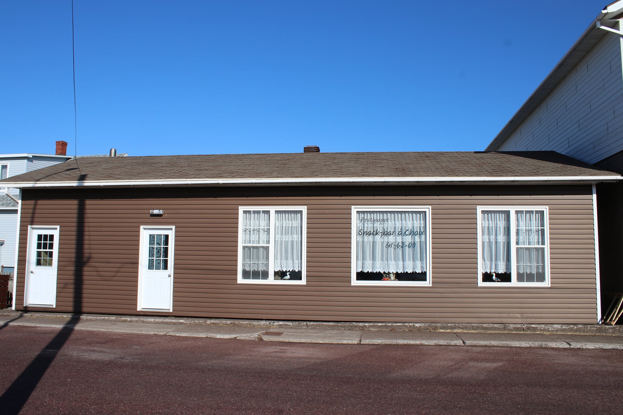 A vendre à Miquelon-Langlade
Le « Snack-bar à Choix »
Bâtiment de 294 m2 tout équipé comprenant :
Le restaurant :
-Salle environ 50 couverts et plus.
-Cuisine entièrement équipée.
-Pièce plonge et bar.
-Pièce desserts et pause.
-une grande pièce pour le stock.
Un appartement tout équipé.
-Cuisine salle à manger
-Salon
-2 chambres
-salle de bain
-entrée.
Ce bâtiment est positionné sur 2 rues et situé en plein centre du village.
Au 3 rue Victor Briand pour l’appartement.
Au 2 rue Sourdeval pour le restaurant.
Visite sur demande par mail ou téléphone.
Pas sérieux s’abstenir.
contact :
Mail : snack-barachoix@cheznoo.net
tel  : 05 08 55 60 08