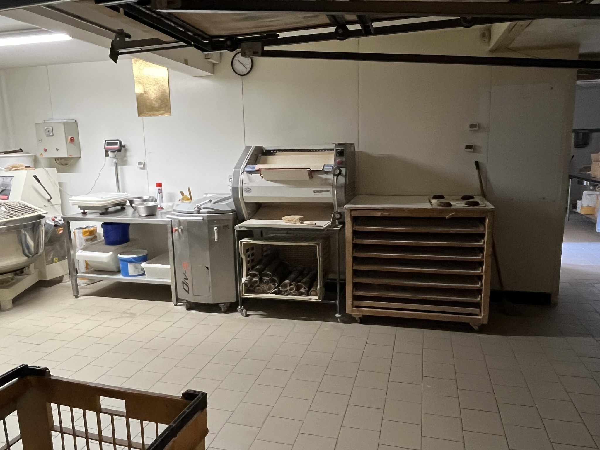 Opportunité à saisir à Meursac ! 

Boulangerie située à l'entrée du bourg  qui comprend de nombreux commerces et services (alimentation, café/bar/tabac, garage, coiffeur, école, agence postale communale, médecin, kiné, ostéopathe, infirmières, pharmacie ).

La boulangerie bénéficie d'une clientèle locale fidèle et de passage.

Local professionnel comprenant le fournil, un laboratoire, un local de stockage, wc et  l'espace boutique (avec différentes vitrines). Le matériel à disposition est composé d'un pétrin, d'une diviseuse, d'une chambre de pousse, un four (JOLIVET)...

Logement T5 attenant avec jardin privatif.

Renseignements à prendre à la mairie.