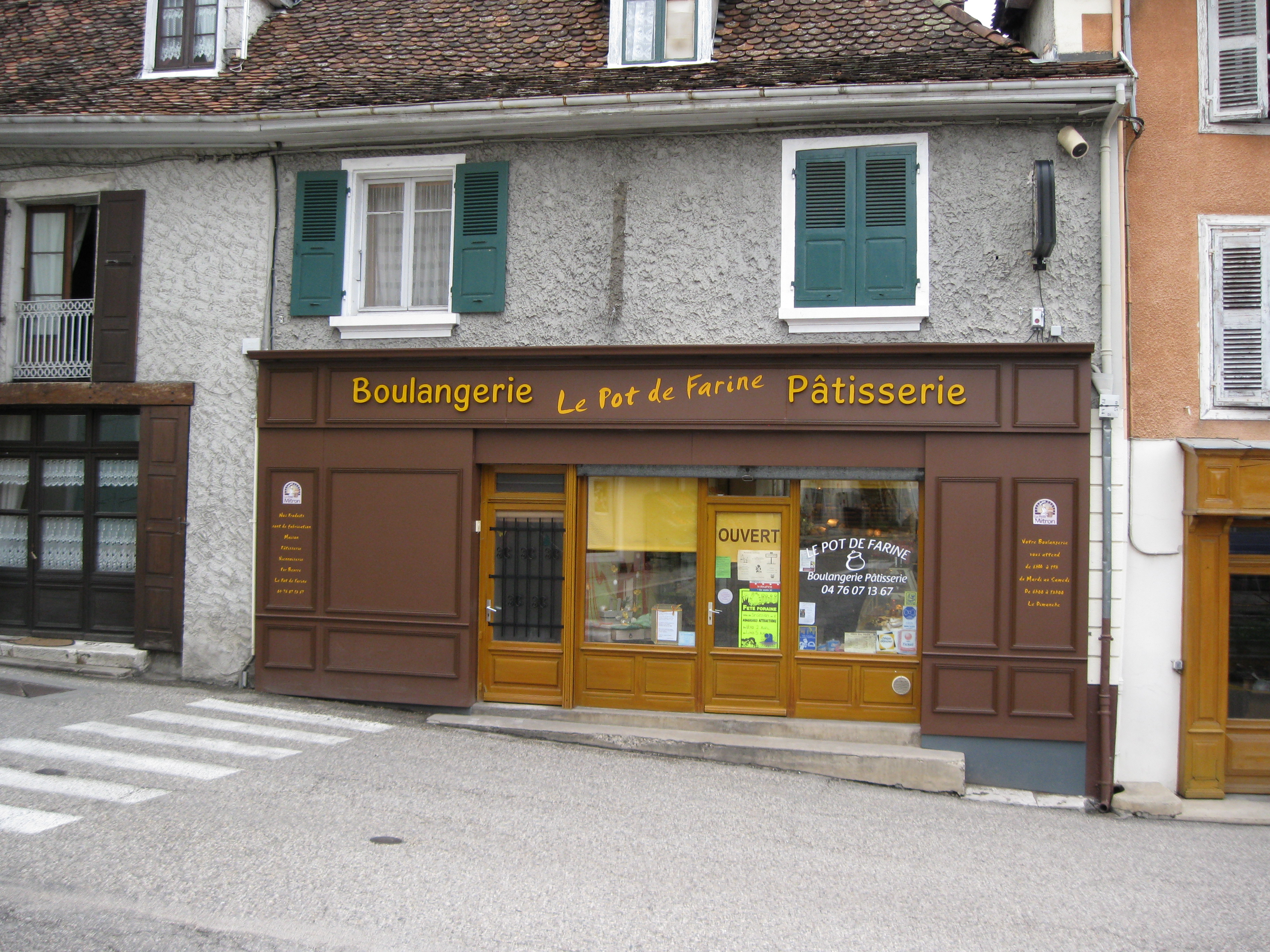 UNE BOULANGERIE PATISSERIE DANS UN MAGNIFIQUE VILLAGE  TOURISTIQUE  GRACE A CES 7 CHATEAUX   
DEUX ECOLES JUSQU A LA PRIMAIRE
CENTRE AERE,DIFFERENTS CLUB DE SPORT ,DENTISTE ,MEDECINS,ORTHOPHONISTE,INFIRMIERESPDIFFERENTS COMMERCES ....
PROCHES DE LACS ,PROCHE DES MONTAGNES ?DE GRANDES VILLES ....
UN VILLAGE TRES AGREABLE ....... IL NE MANQUE PLUS QUE VOUS......