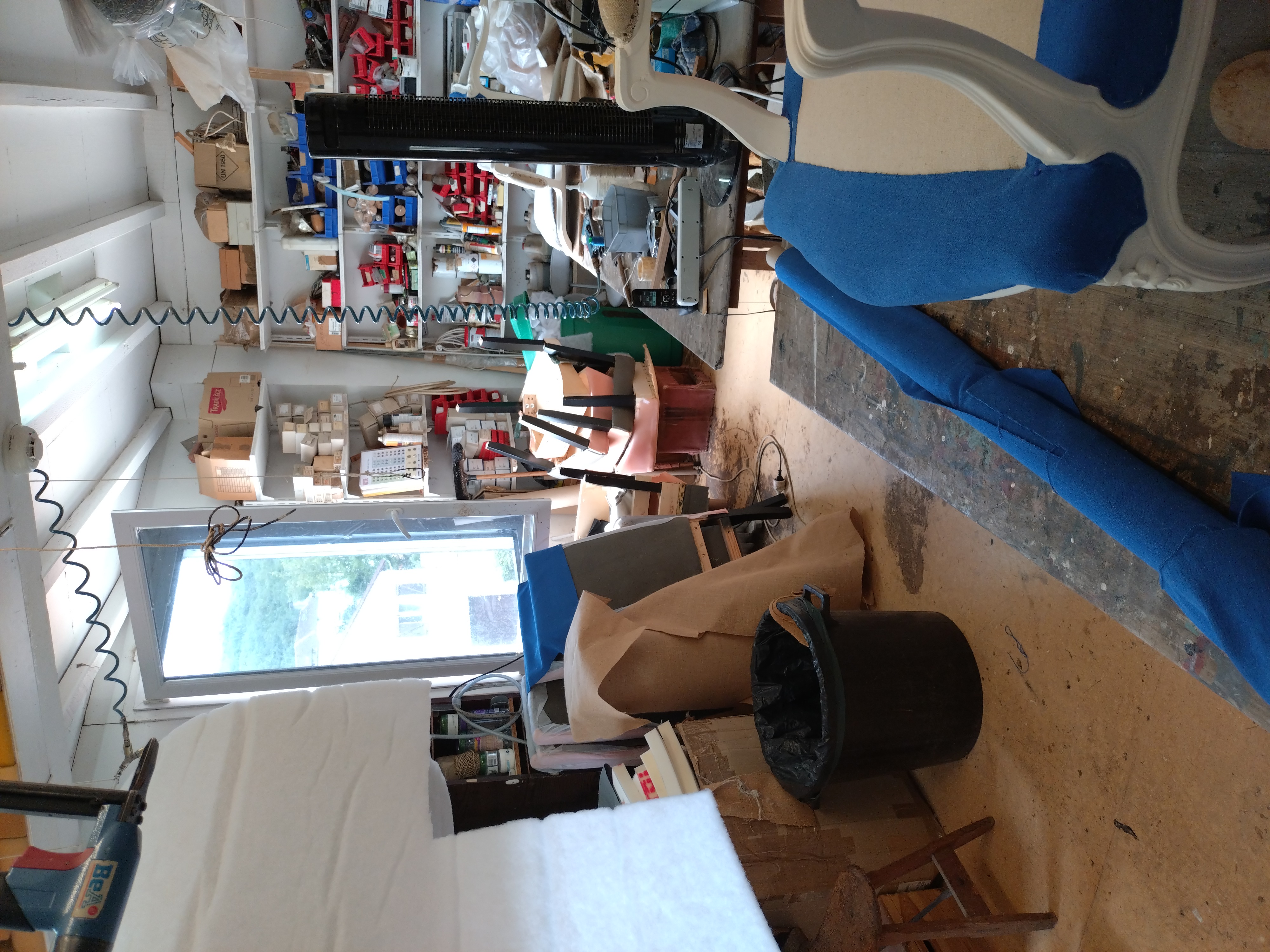 Atelier Tapissier Décorateur Mur + Fond
Atelier sur 2 niveau 2 x 130 m² Showroom en RDC et Atelier à l'étage 
1 atelier couture et un atelier siège avec espace de stockage .
Situé sur axe passant 
Bon Chiffre d'affaire, clientèle fidèle.
Accompagnement assuré . (Départ retraite )