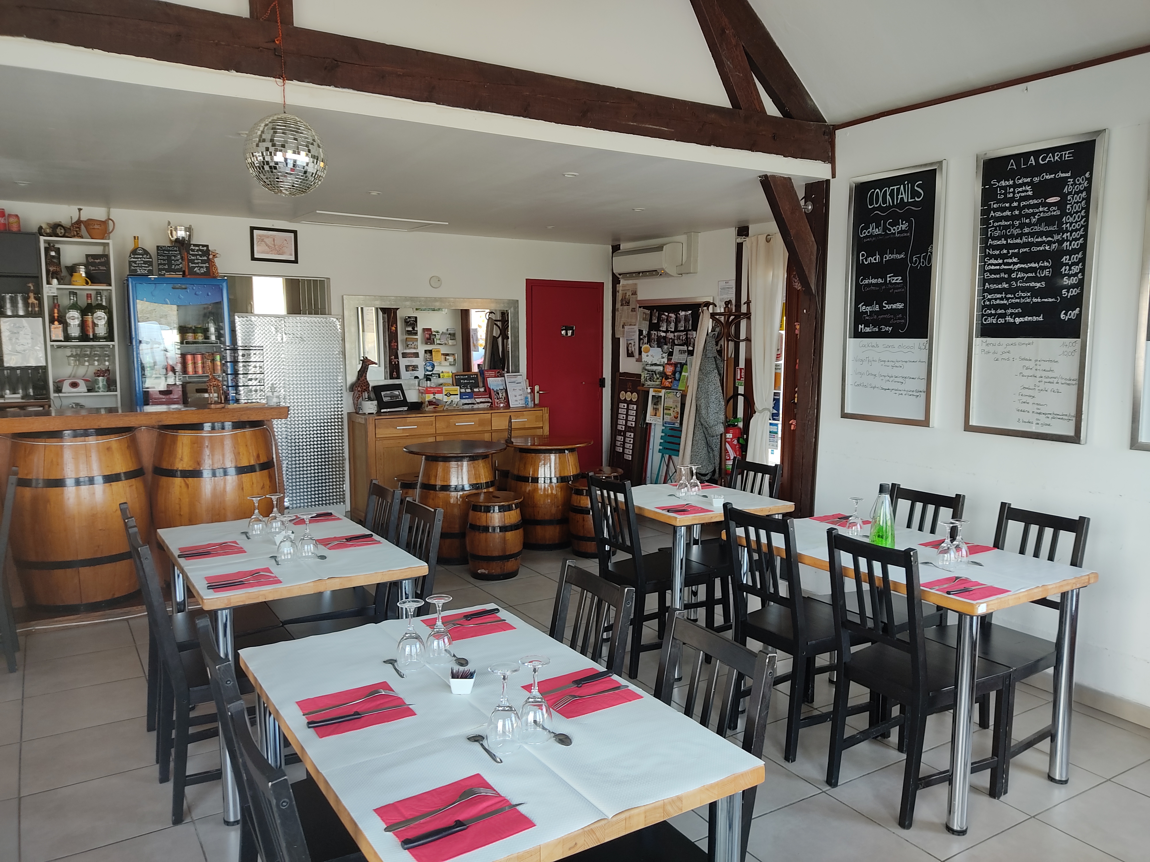 Après plus de 13 ans de bons moments partagés,  je souhaite vendre mon fond de commerce. 
L’établissement est situé au cœur du village de Coutures sur la place principale,  grande facilité pour se garer.
Route Angers -Saumur.
La brasserie accueille 30 personnes assises en intérieur et une vingtaine en extérieur ( voir plus )avec une terrasse couverte.
La clientèle se compose l’hiver des artisans,  des locaux qui viennent s’attablés dans ce lieu convivial et chaleureux. 
À partir du mois d’avril les touristes commencent à arriver avec l’ouverture du camping "CAP FUN" situé dans le village. 
Pendant l’été la clientèle vient profiter de la terrasse et des soirées " moules/frites "qui rencontrent un franc succès .
Tout le matériel reste.
Pas de salarié. 
Loyer modéré car bâtiment communal.