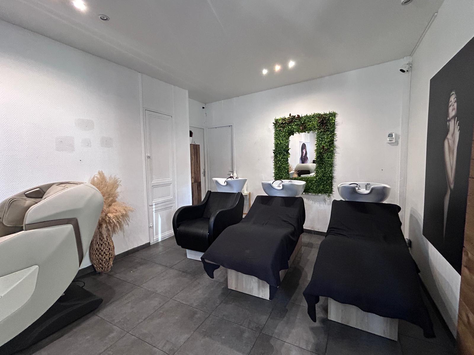 En plein cœur du centre-ville de Noailles, découvrez ce salon de coiffure de 58 m², parfaitement agencé et prêt à travailler sans aucun investissement à prévoir.

L’espace se compose de 5 postes de coiffure, 3 bacs à shampooing, ainsi qu’un poste dédié à l’onglerie. Le salon propose également un véritable espace différenciant avec un siège relaxant et une zone privative dédiée au hair spa et aux soins esthétiques, apportant une vraie valeur ajoutée à l’expérience client.

Une réserve de stockage fonctionnelle, une cave ainsi qu’une cuisine complètent le lieu, offrant confort et organisation au quotidien.

Le salon bénéficie d’une clientèle fidèle et régulière, avec un chiffre d’affaires stable, ce qui en fait une reprise sereine et sécurisée. Deux salariés sont à reprendre, assurant une continuité immédiate de l’activité.

Le loyer est particulièrement attractif : 526 €.

Côté potentiel de développement, tout est déjà en place pour aller plus loin : élargissement des prestations, développement de la vente de produits capillaires, mise en place d’un système de prise de rendez-vous en ligne… les leviers de croissance sont clairs et accessibles.

Un parking gratuit juste en face du salon facilite l’accès pour la clientèle, un vrai plus pour le secteur.

Dossier commercial complet disponible sur demande.

Honoraires d'agence à la charge de l'acquéreur. Prix honoraires inclus : 82500 euros. Prix hors honoraires : 75000 euros. Honoraires TTC à la charge de l'acquéreur (10,00% du prix du bien hors honoraires) : 7500 euros.
Bien non soumis au DPE. Les informations sur les risques auxquels ce bien est exposé, y compris l'obligation légale de débroussaillement, sont disponibles sur le site Géorisques : http://www.georisques.gouv.fr.
La présente annonce immobilière a été rédigée sous la responsabilité éditoriale de Mme Magali Dumont mandataire indépendant en immobilier (sans détention de fonds), agent commercial de la SAS I@D France immatriculé au RSAC de BEAUVAIS sous le numéro 841588205, titulaire de la carte de démarchage immobilier pour le compte de la société I@D France SAS.