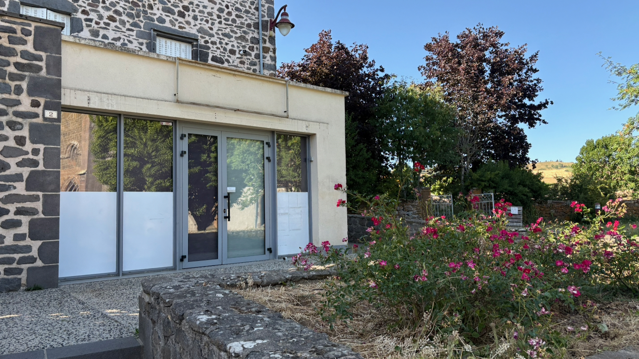 À louer – Local commercial de 99 m² à Talizat (Cantal)

Idéalement situé au cœur de Talizat, village dynamique du Cantal, ce local commercial de 99 m² saura s'adapter à tout type d'activité : commerce de proximité, artisanat, services, restauration, bien-être...
Composition du local :
- Une grande salle principale lumineuse et modulable ;
- Une réserve pratique pour le stockage ;
- Une cave offrant un espace de stockage supplémentaire.
Pourquoi choisir Talizat ?
- Village situé au carrefour de zones touristiques prisées du Cantal, à proximité de l'A75 (10 minutes), de Saint-Flour (10 minutes) de la station du Lioran (30 minutes).
- Cadre de vie authentique et attractif.
- Bassin de vie actif avec une clientèle locale fidèle et un passage touristique saisonnier
- Commerces et services de proximité déjà présents : garage, auberge-restaurant, institut de soins.
- Accès facile et stationnement à proximité.
- Ecole et tissu associatif dynamiques, nouveau lotissement en cours de construction.

Loyer : 200 € / mois hors charges